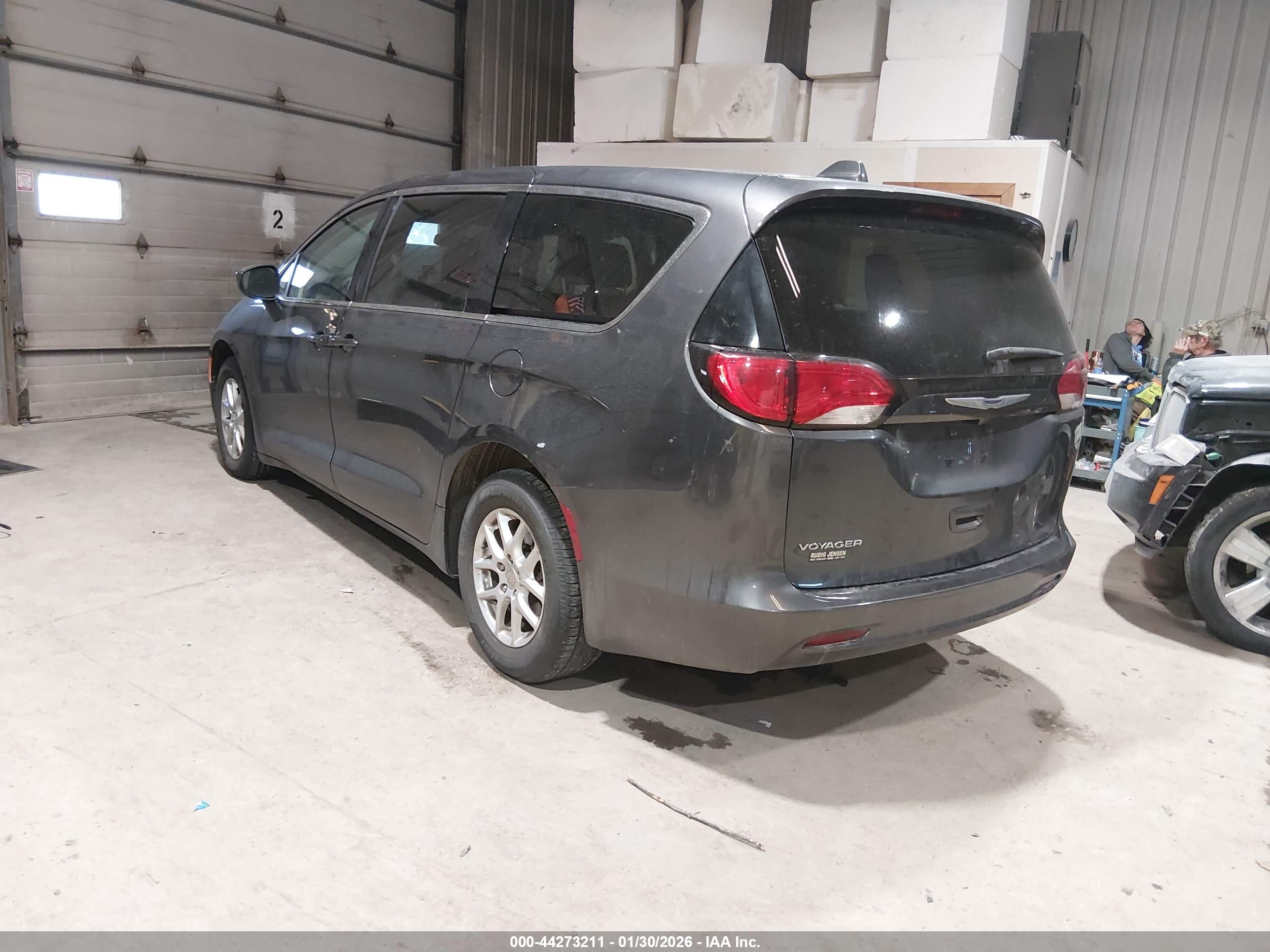 CHRYSLER VOYAGER image 3