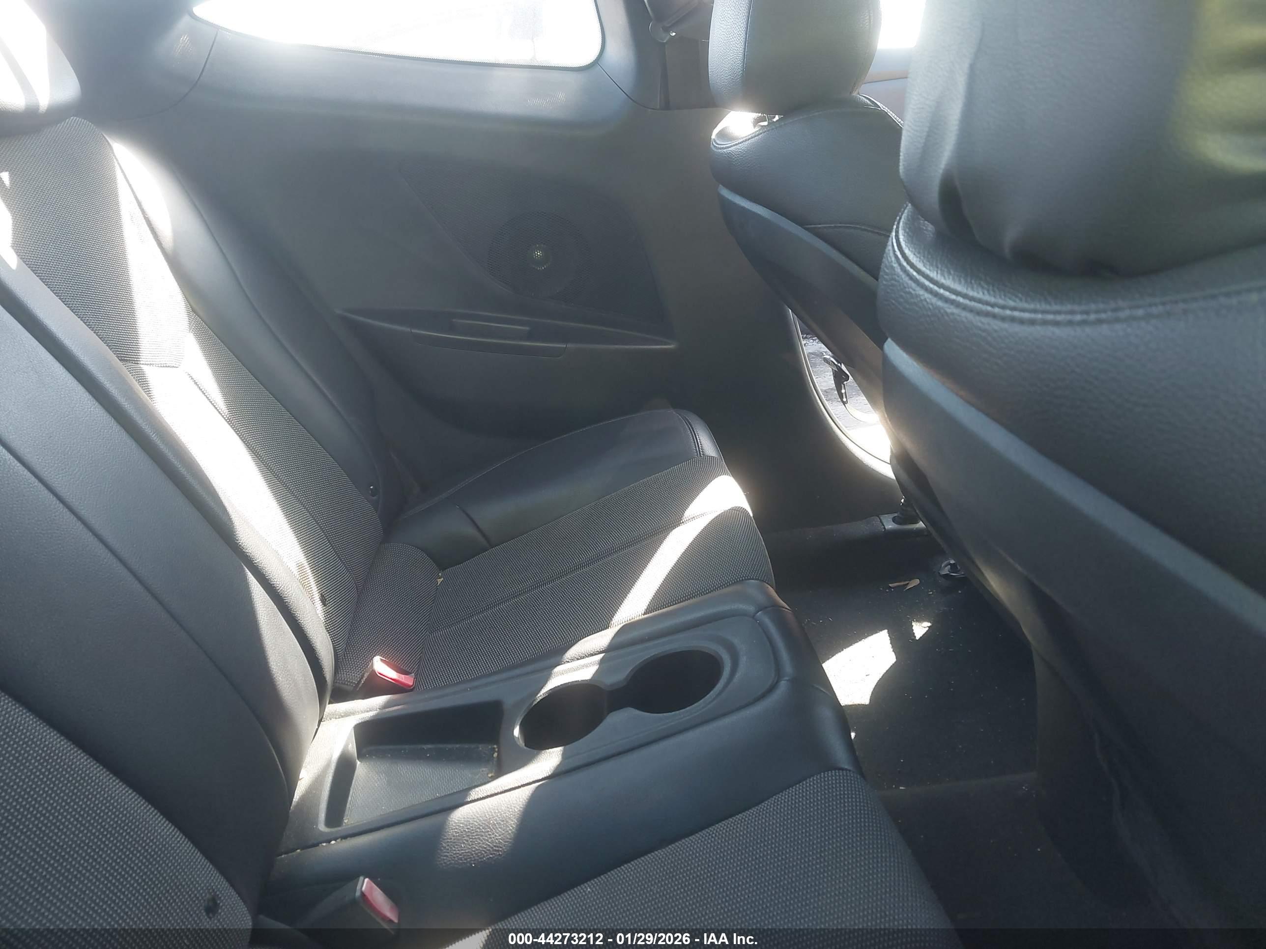 HYUNDAI VELOSTER image 8