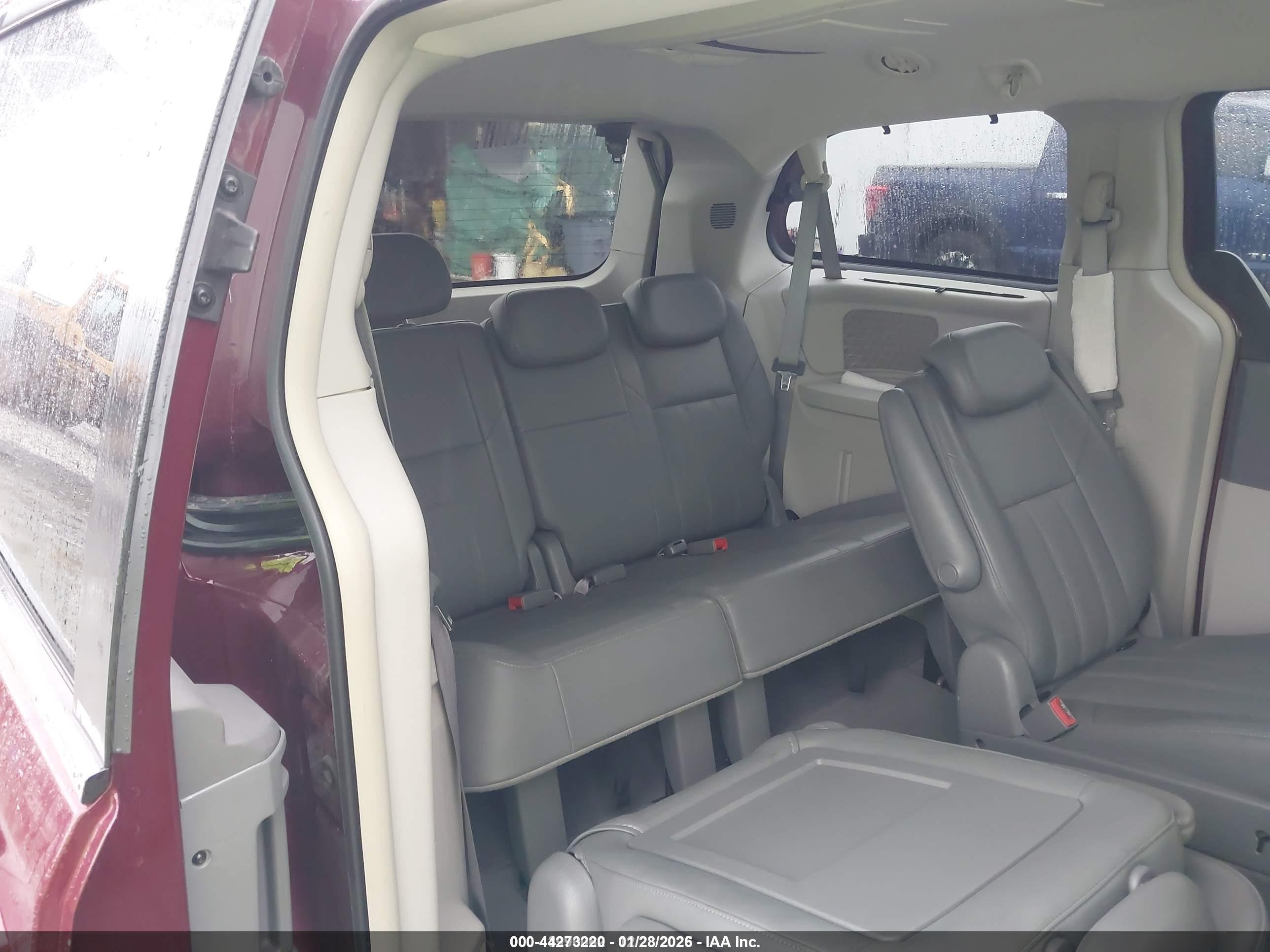 CHRYSLER TOWN image 8