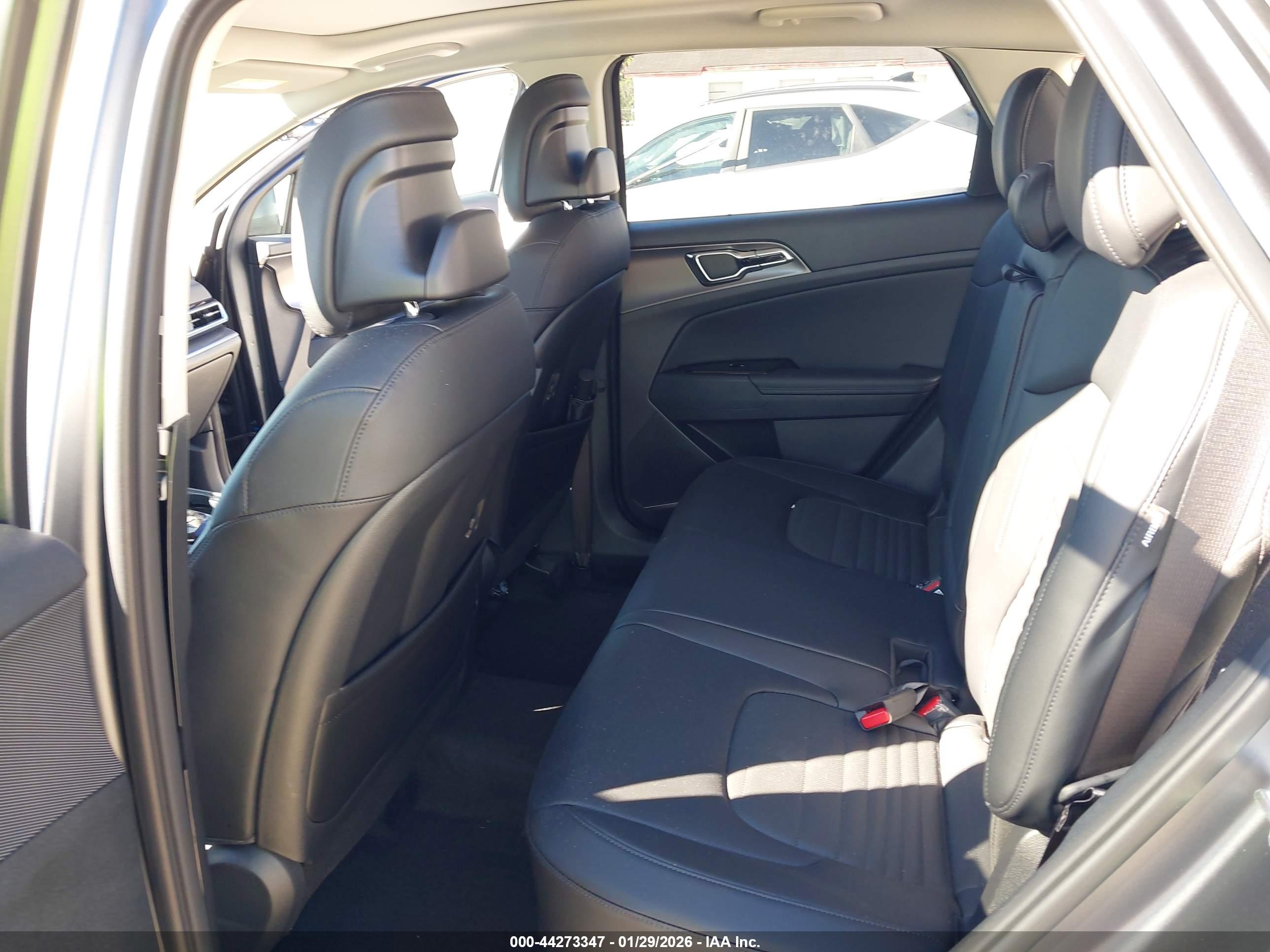KIA SPORTAGE image 8
