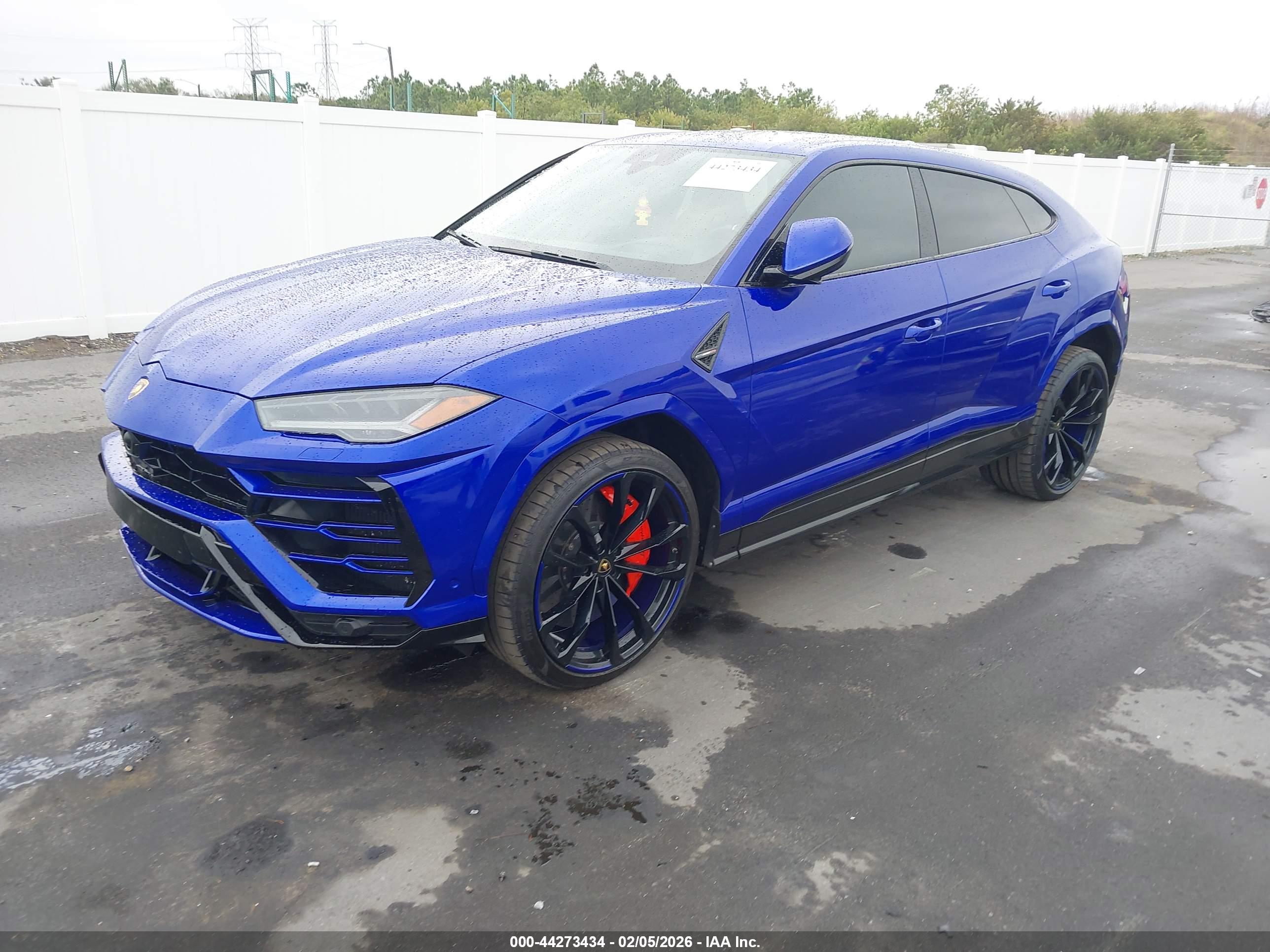 LAMBORGHINI URUS image 2