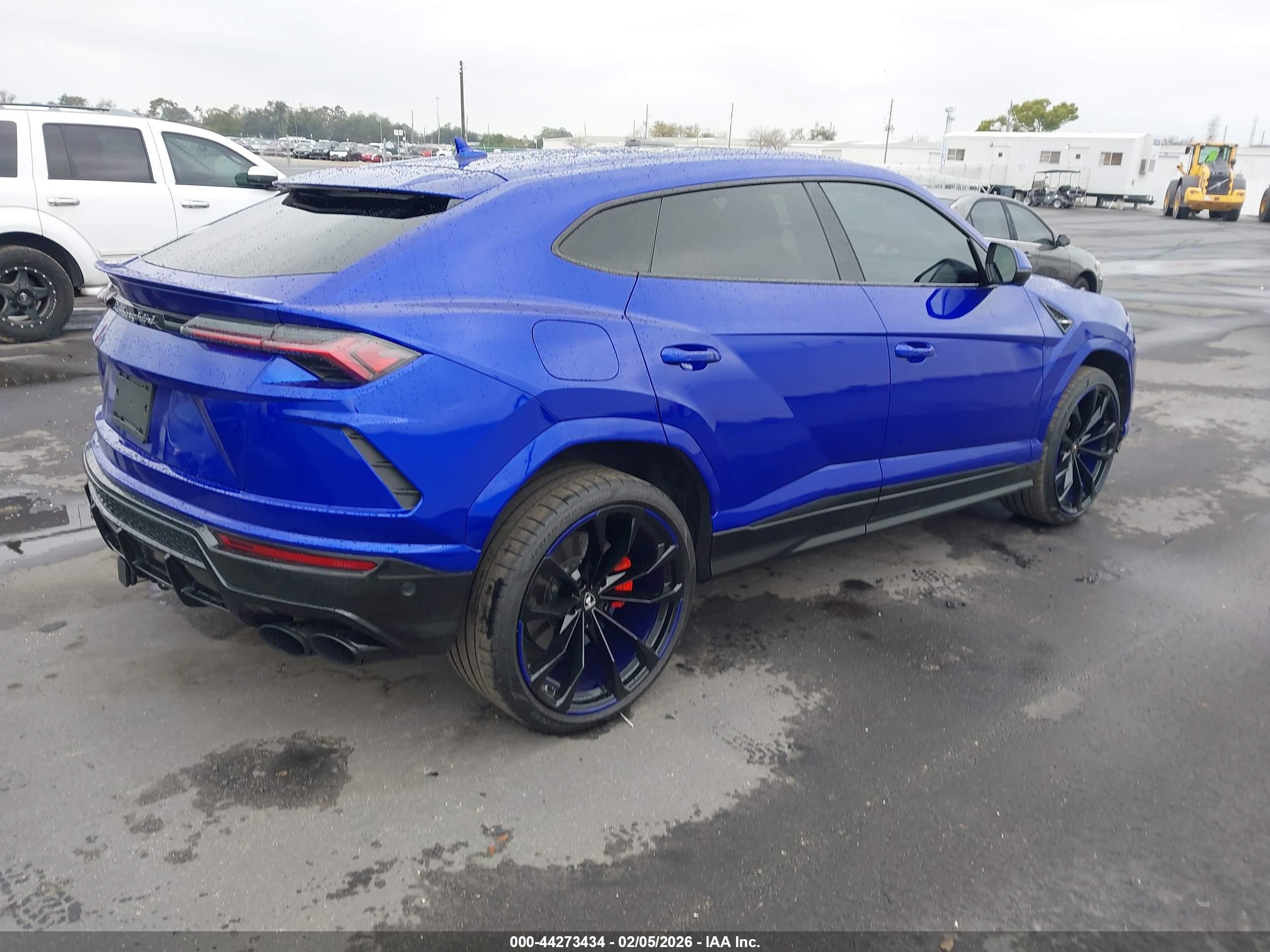 LAMBORGHINI URUS image 4