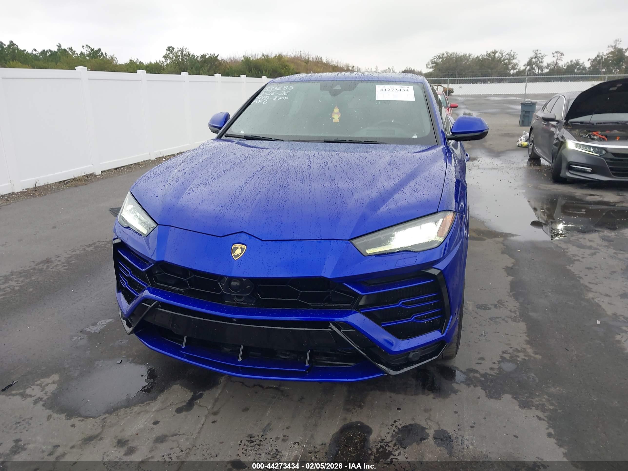 LAMBORGHINI URUS image 6