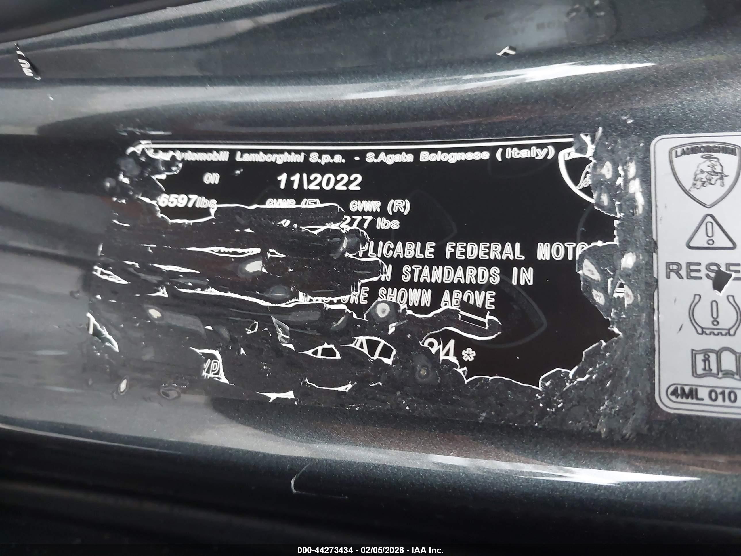 LAMBORGHINI URUS image 9