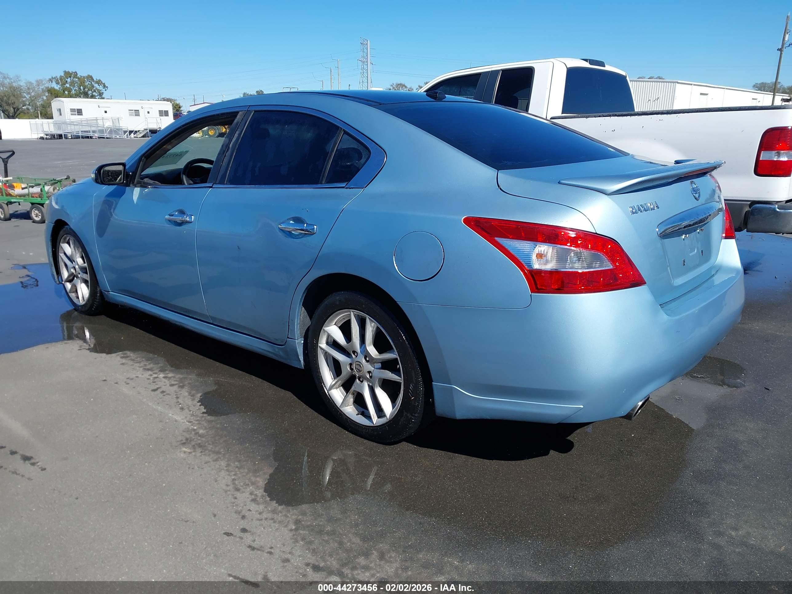 NISSAN MAXIMA image 3