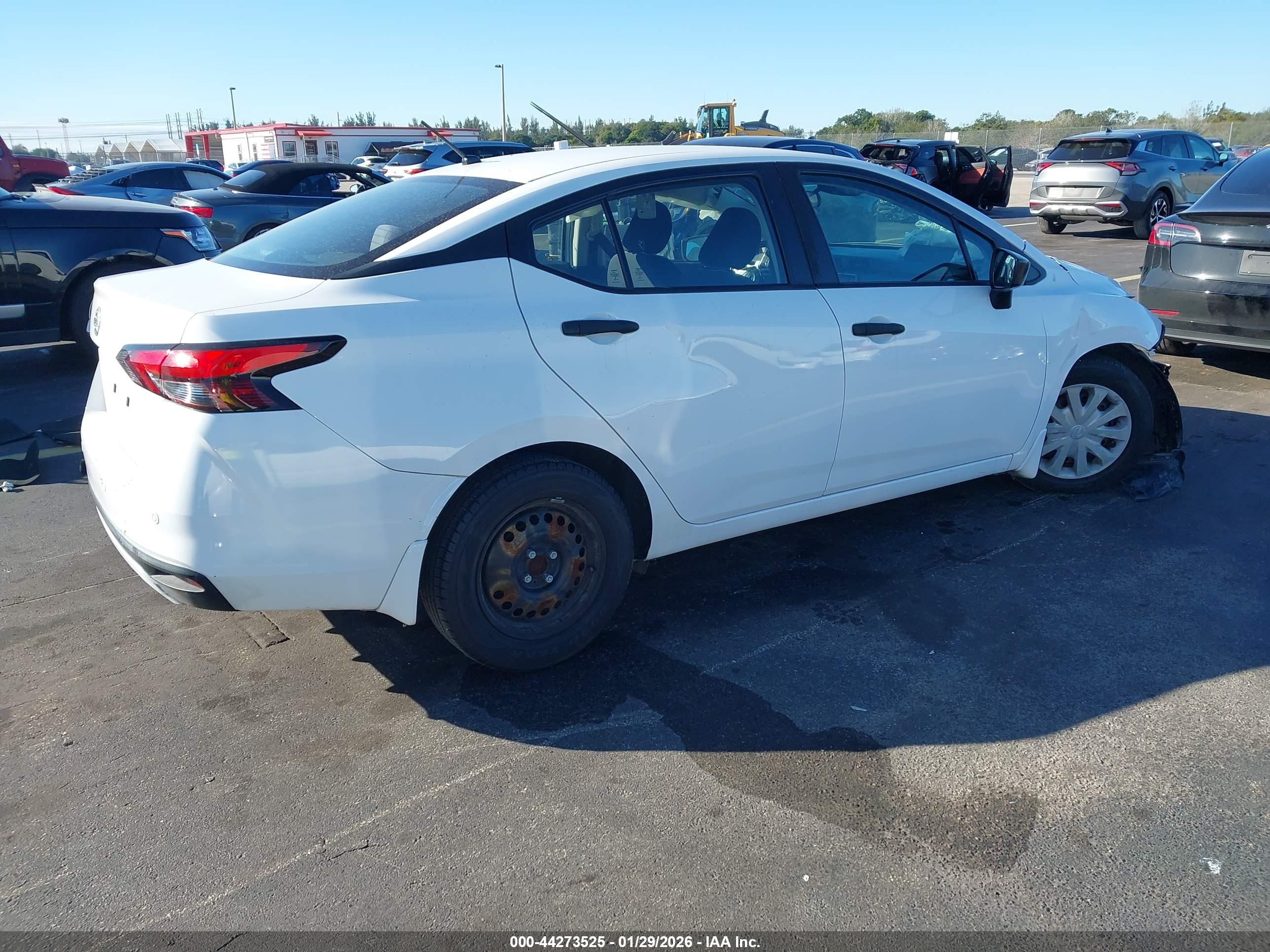 NISSAN VERSA image 4