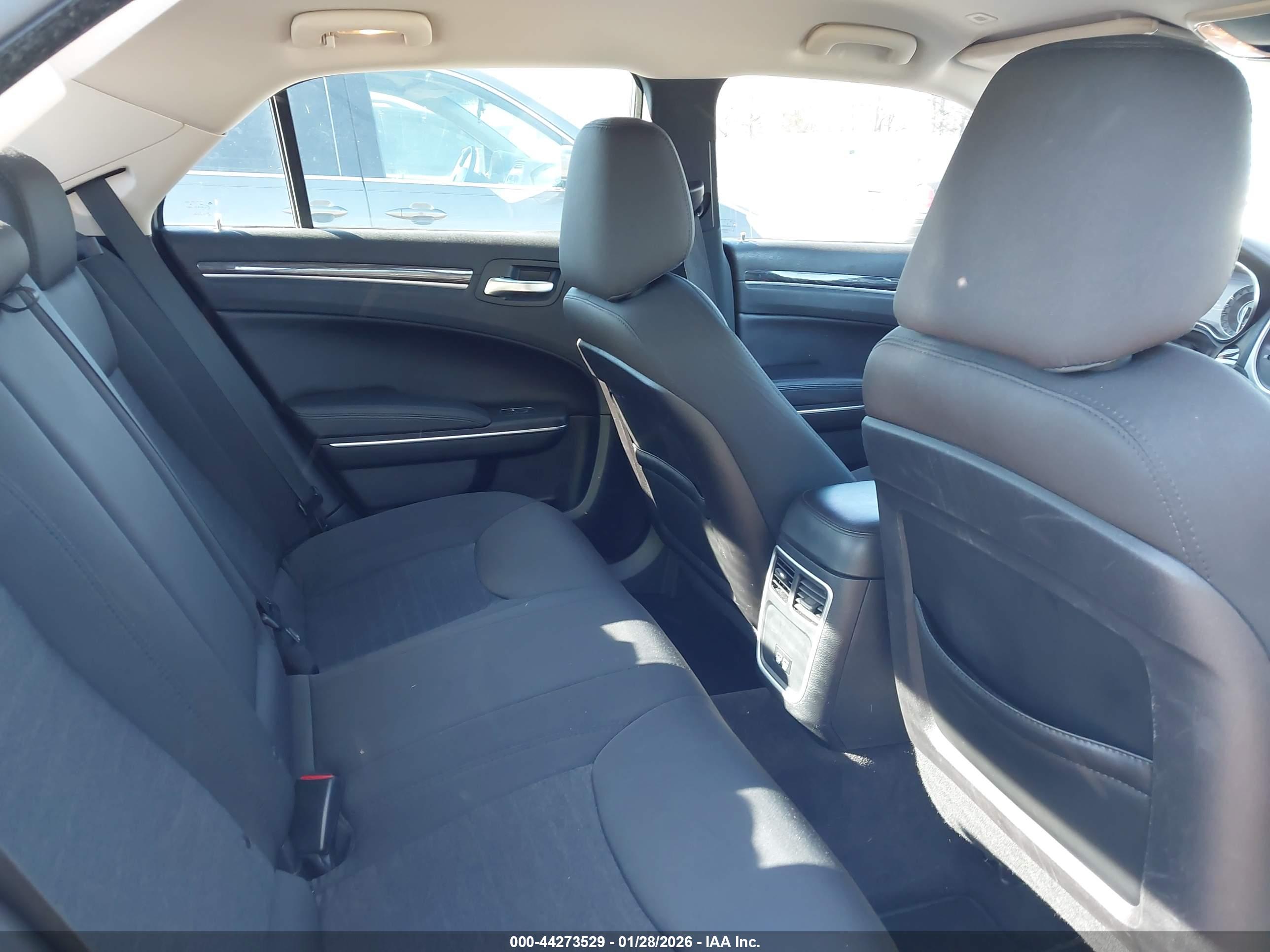 CHRYSLER 300 image 8