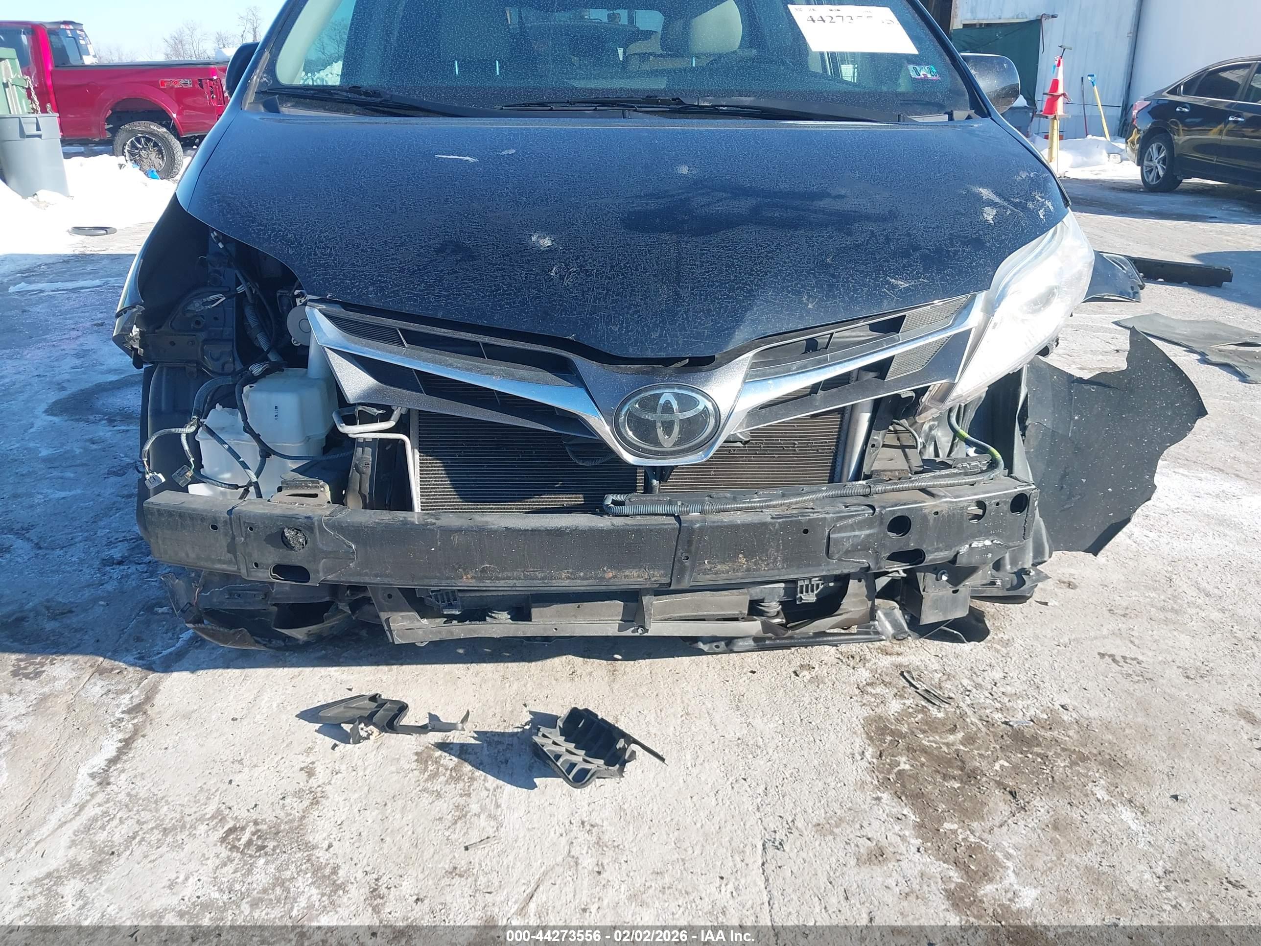 TOYOTA SIENNA image 6