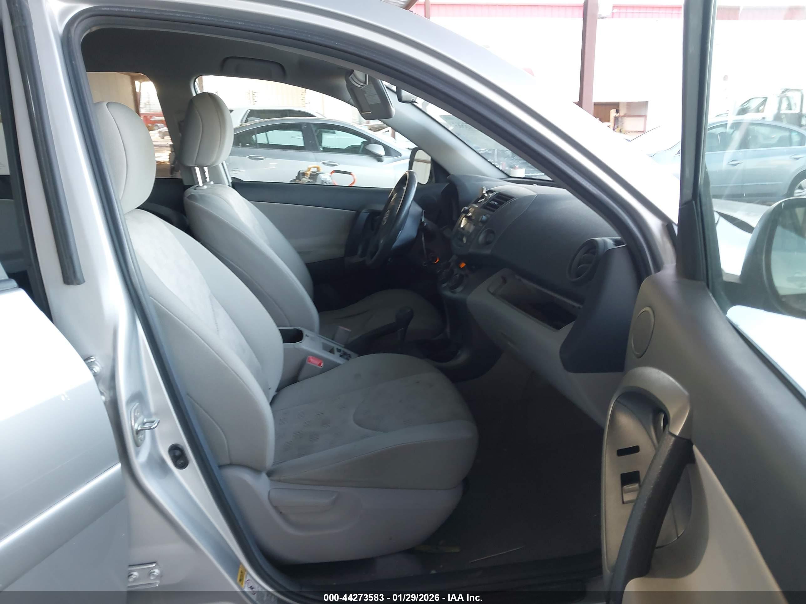 TOYOTA RAV4 image 5