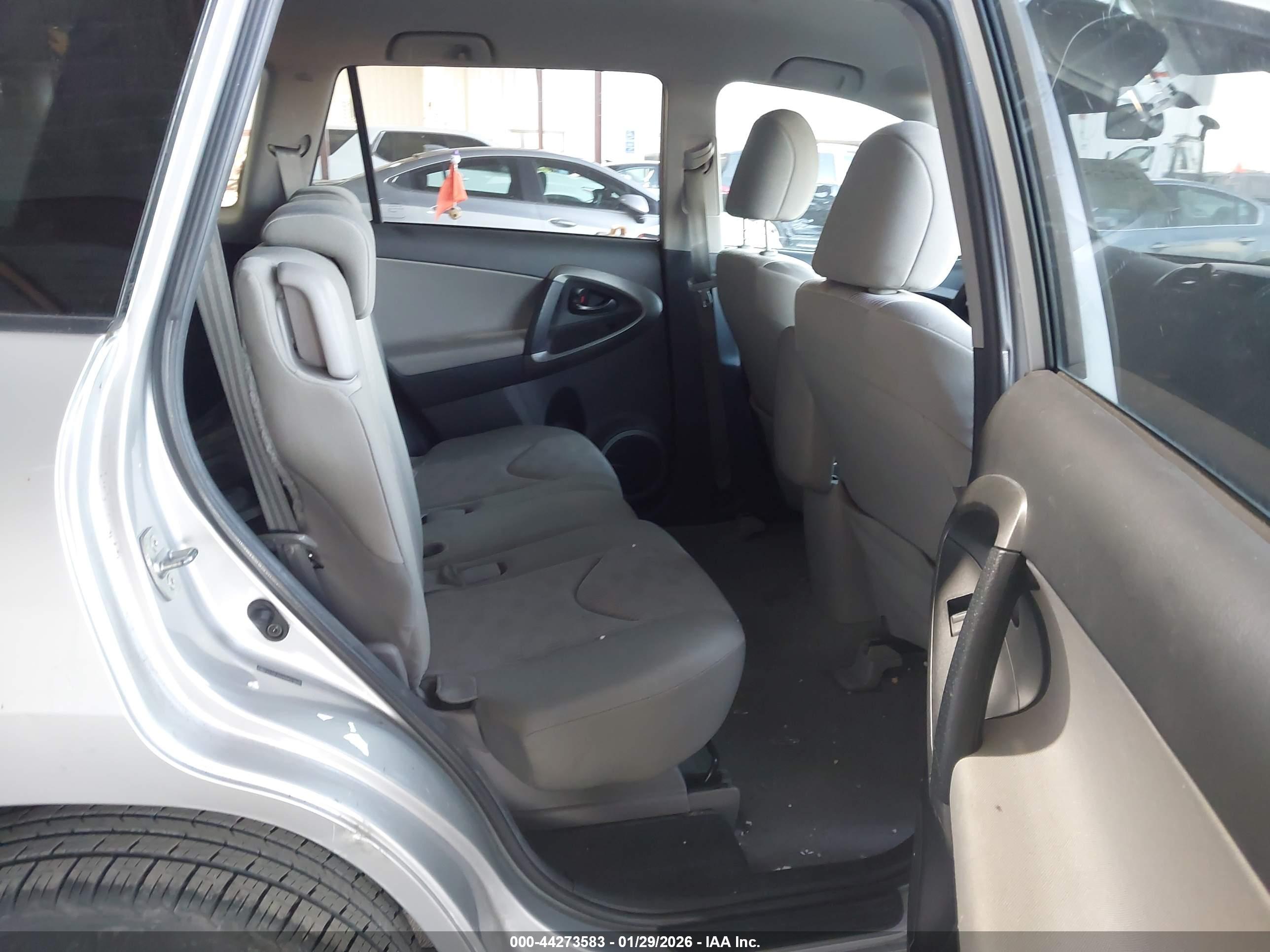 TOYOTA RAV4 image 8