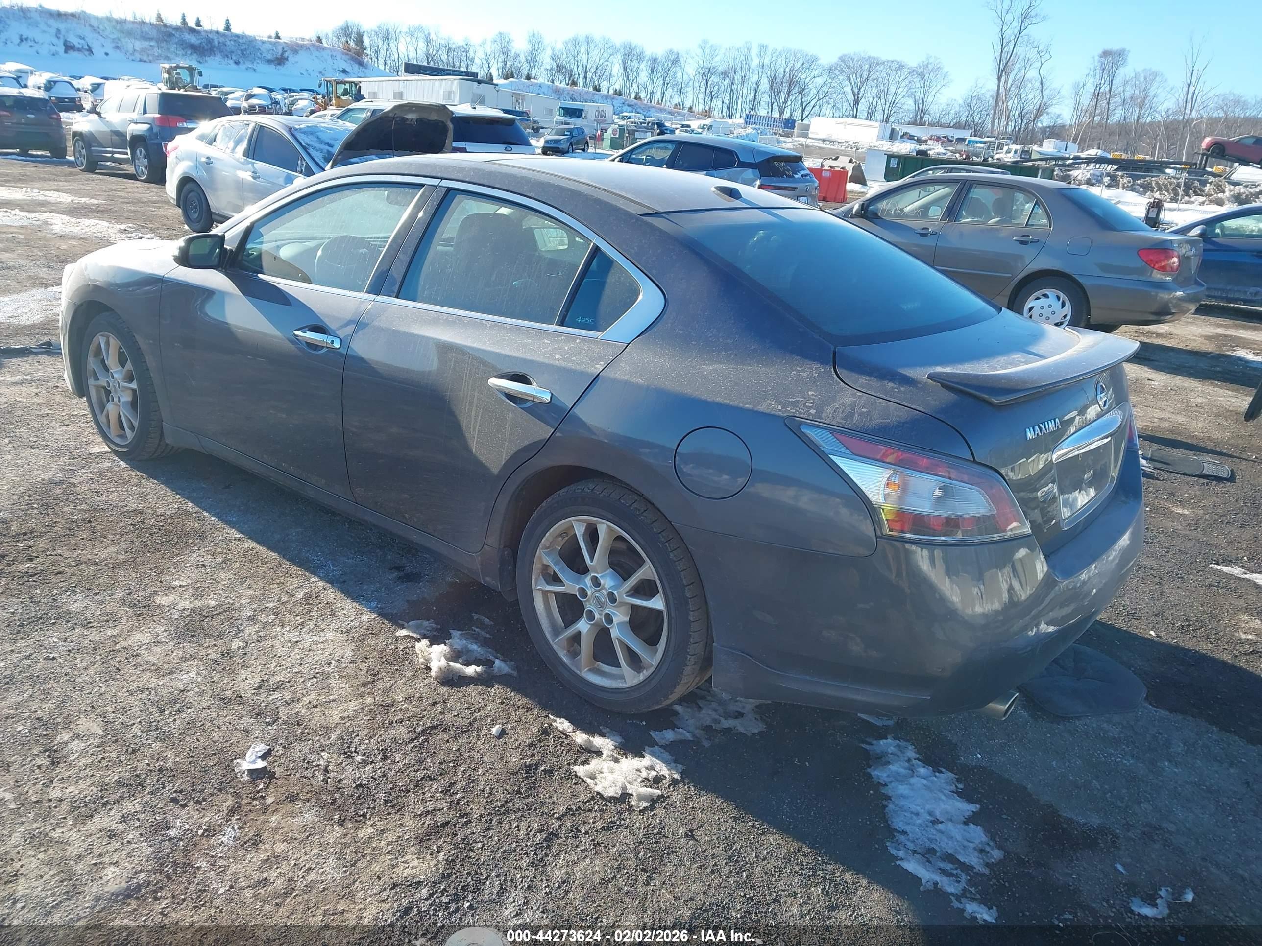 NISSAN MAXIMA image 3