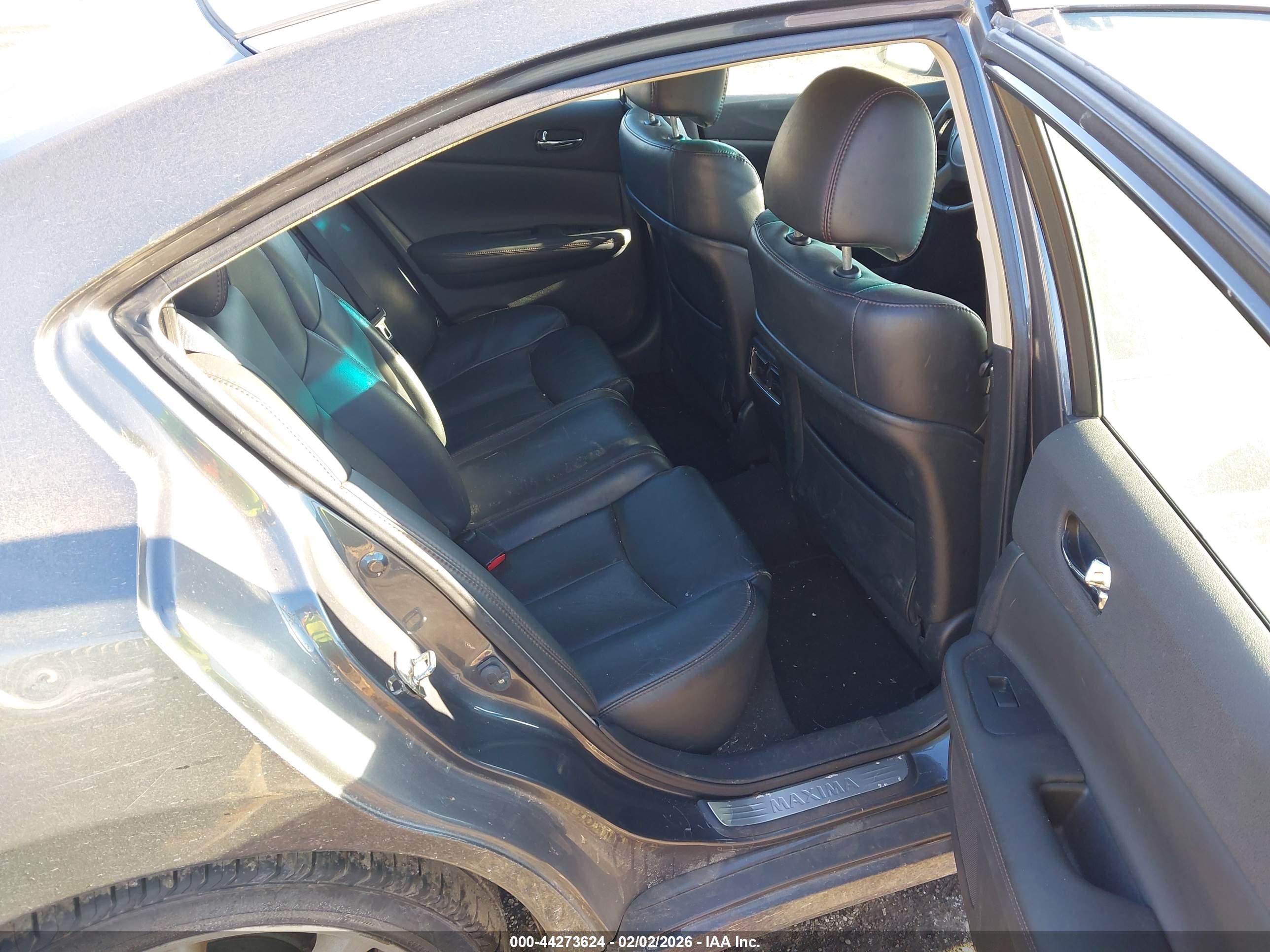 NISSAN MAXIMA image 8