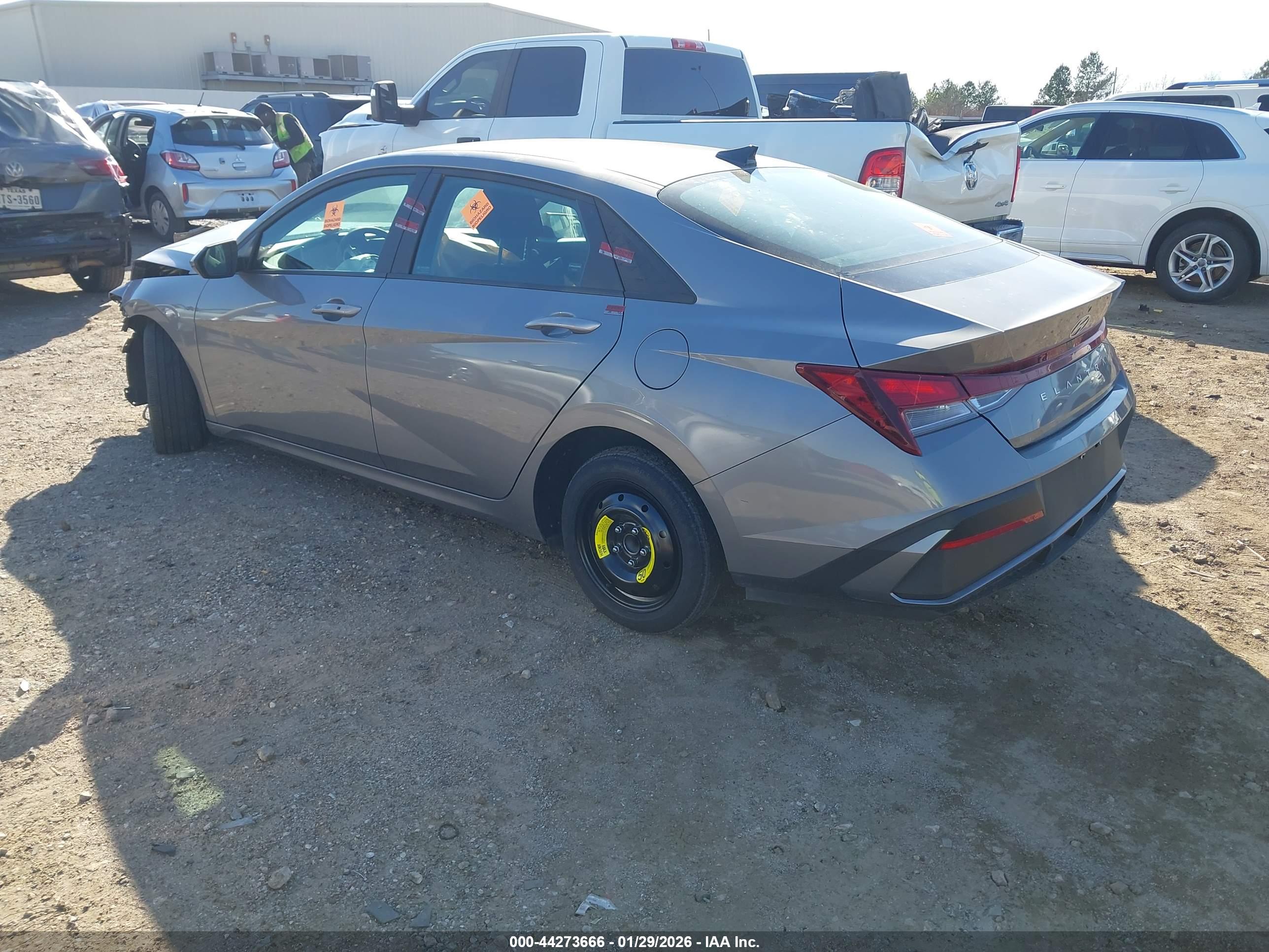 HYUNDAI ELANTRA image 3