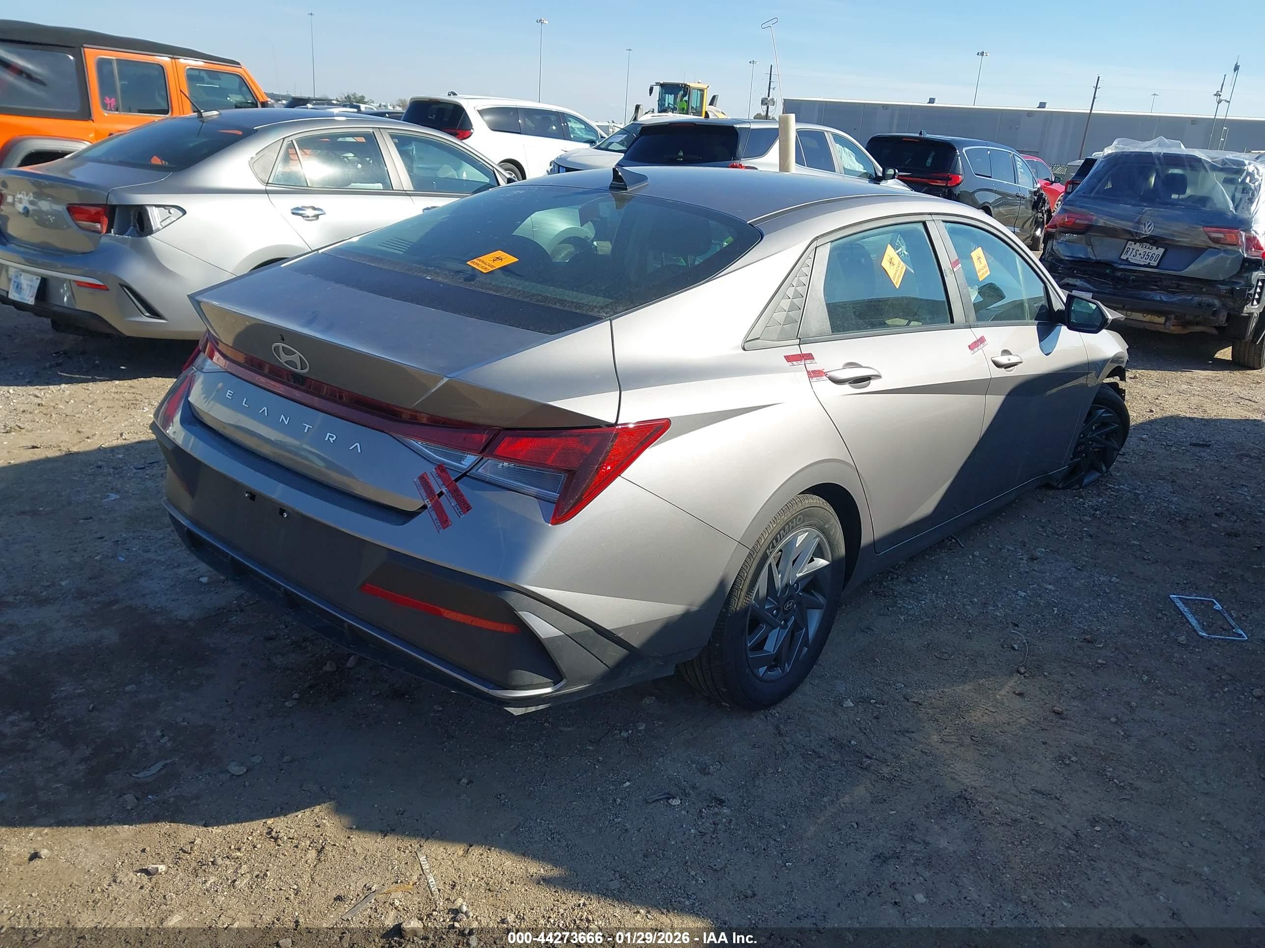 HYUNDAI ELANTRA image 4