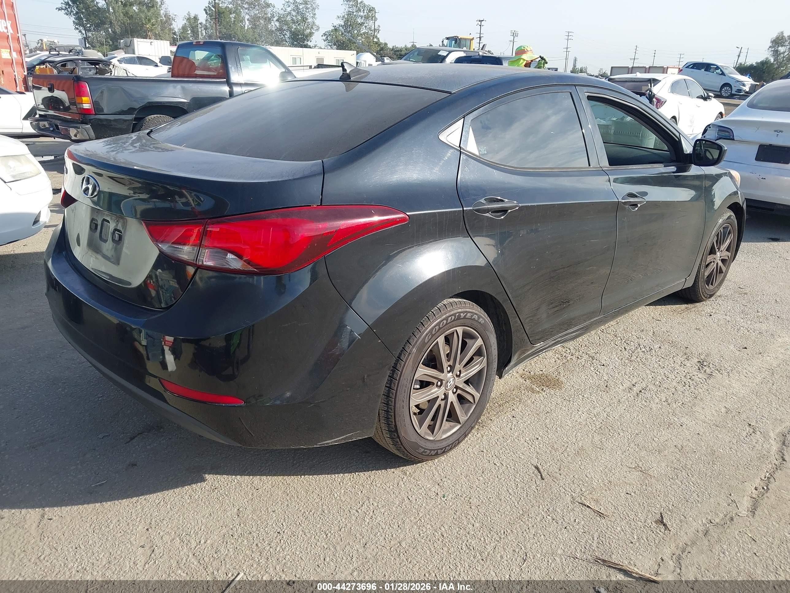 HYUNDAI ELANTRA image 4