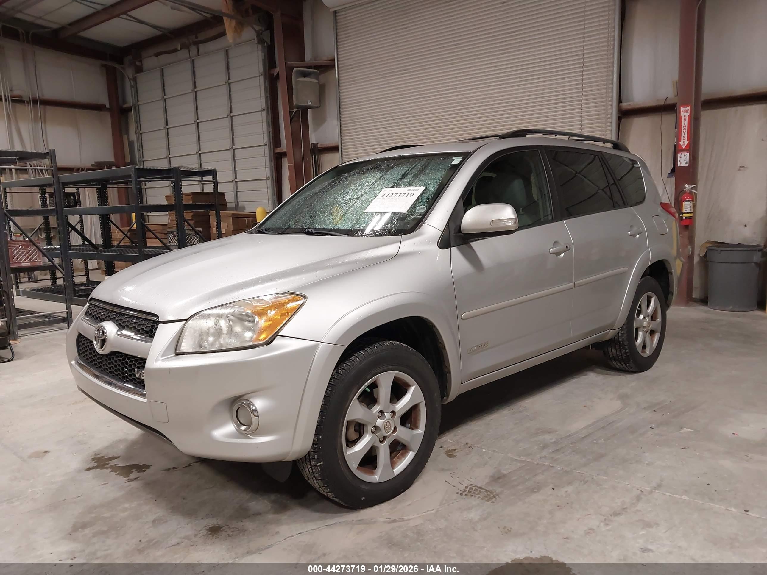 TOYOTA RAV4 image 2