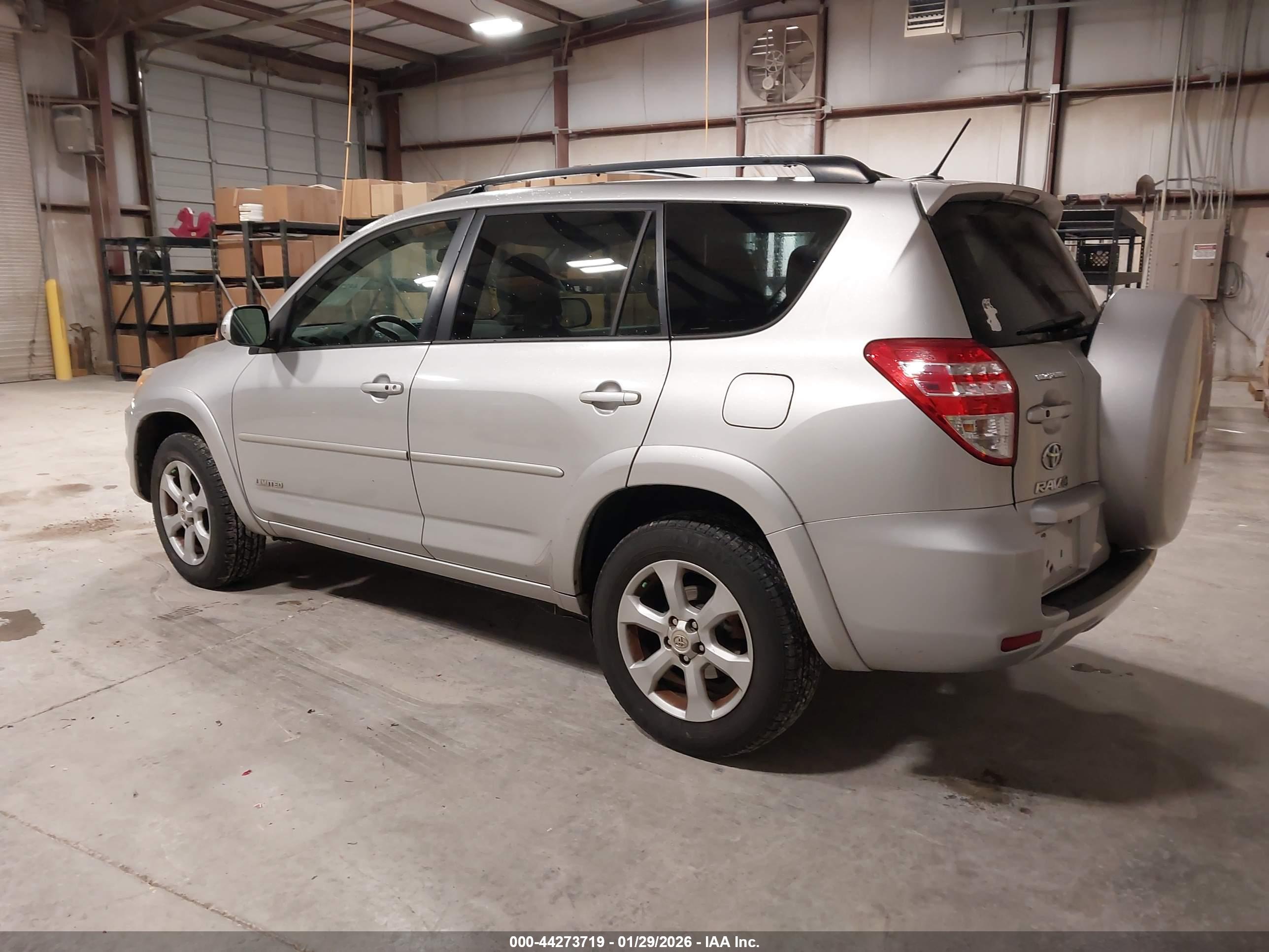 TOYOTA RAV4 image 3