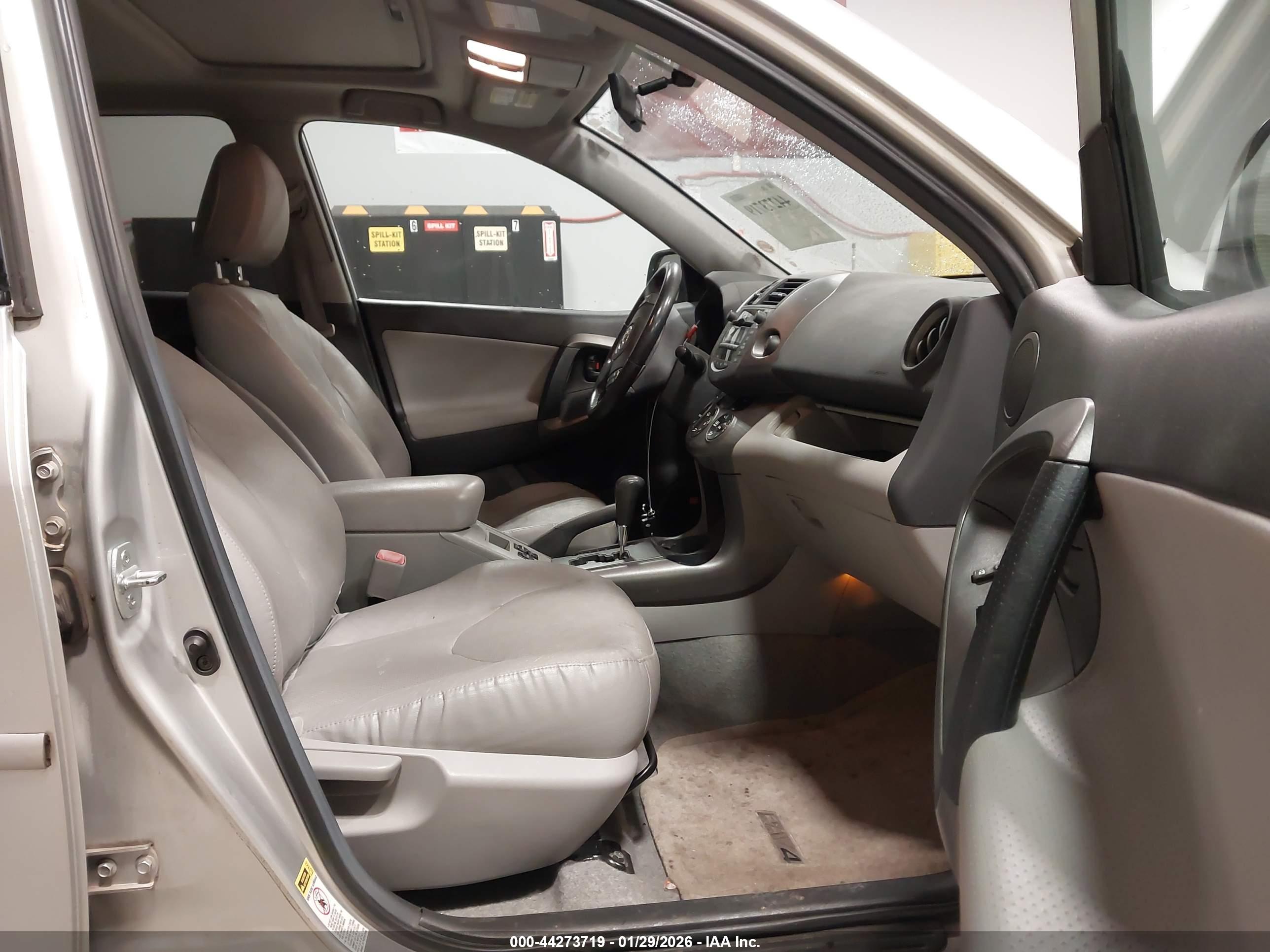 TOYOTA RAV4 image 5