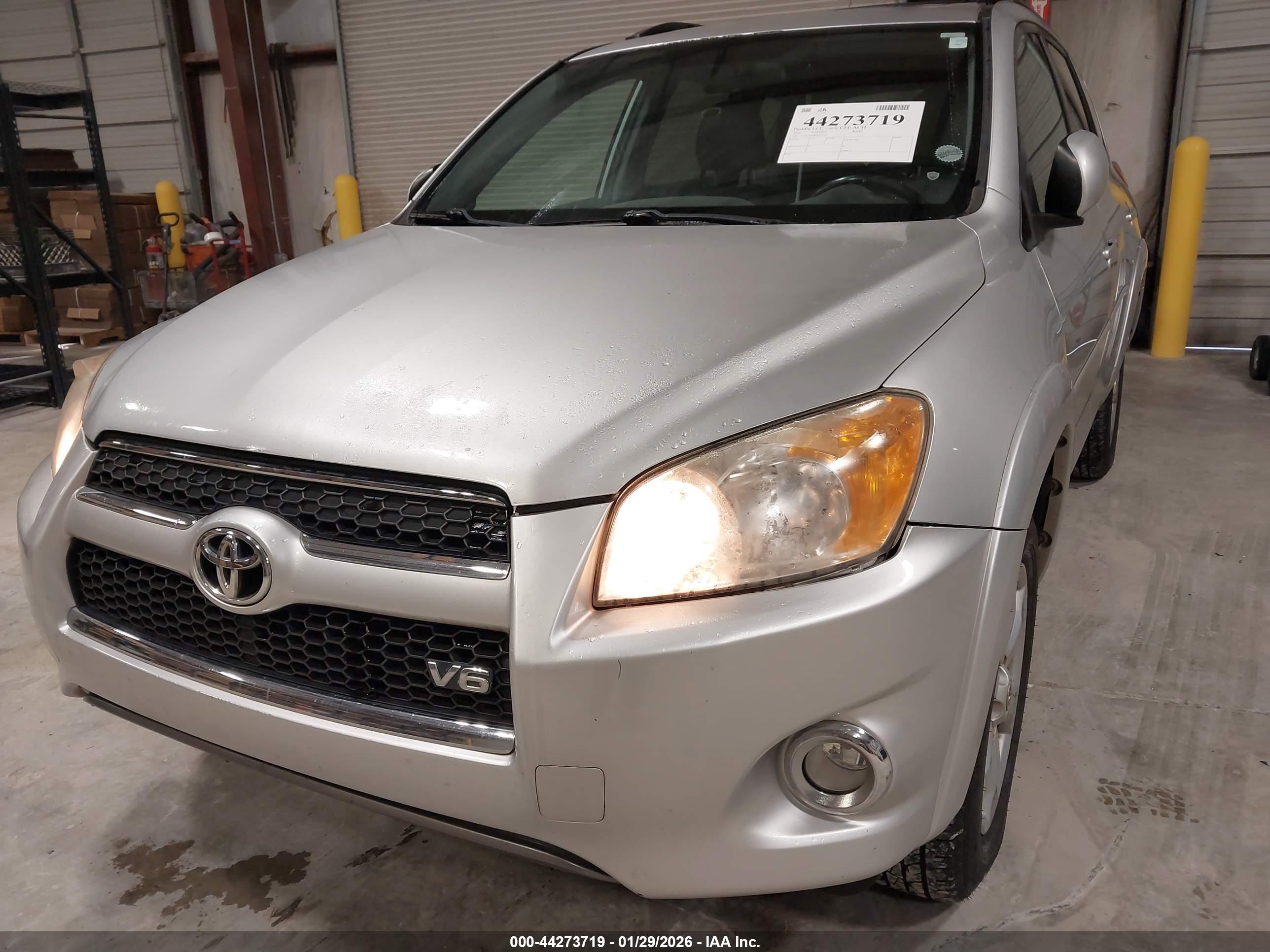 TOYOTA RAV4 image 6