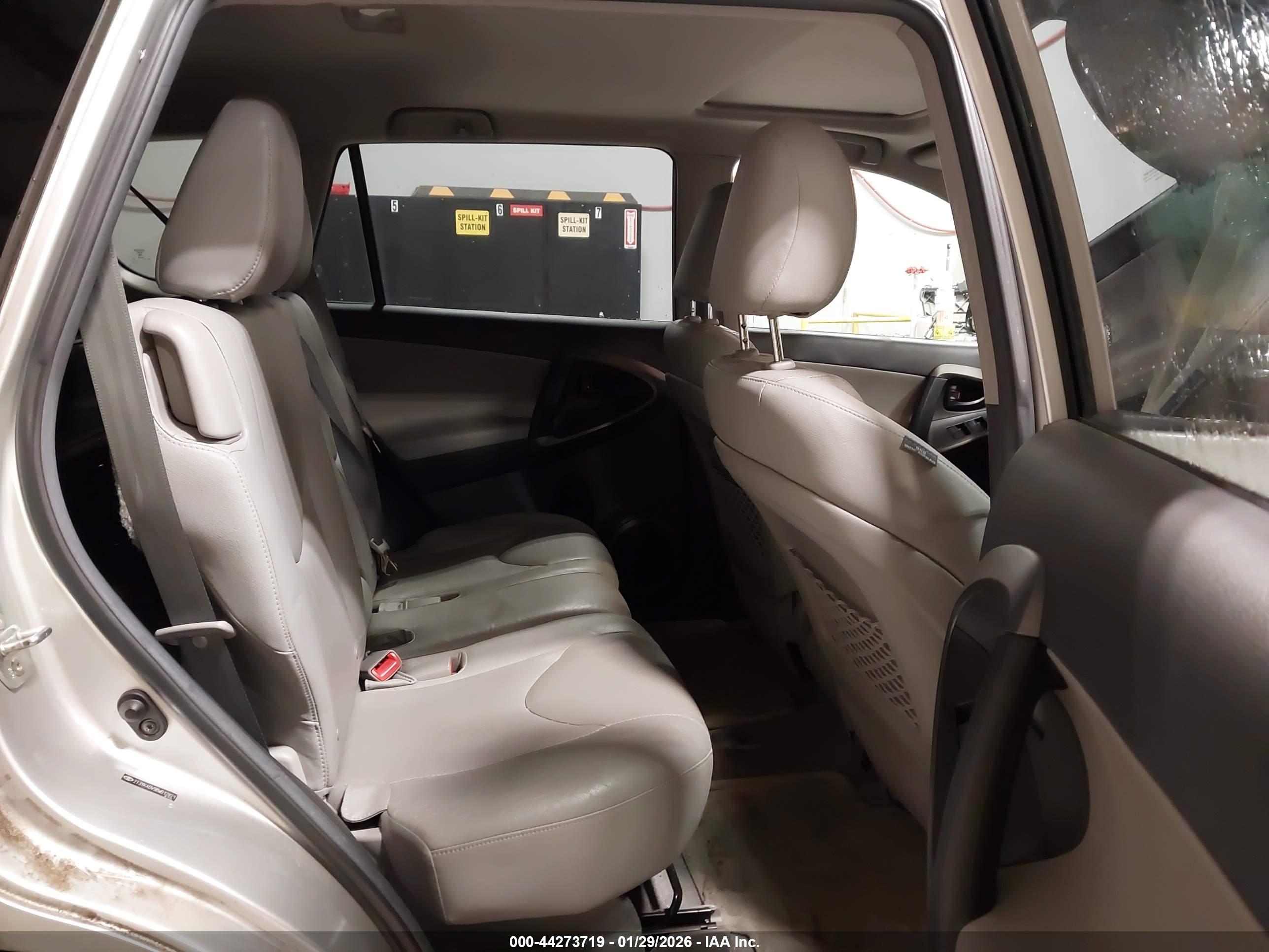 TOYOTA RAV4 image 8