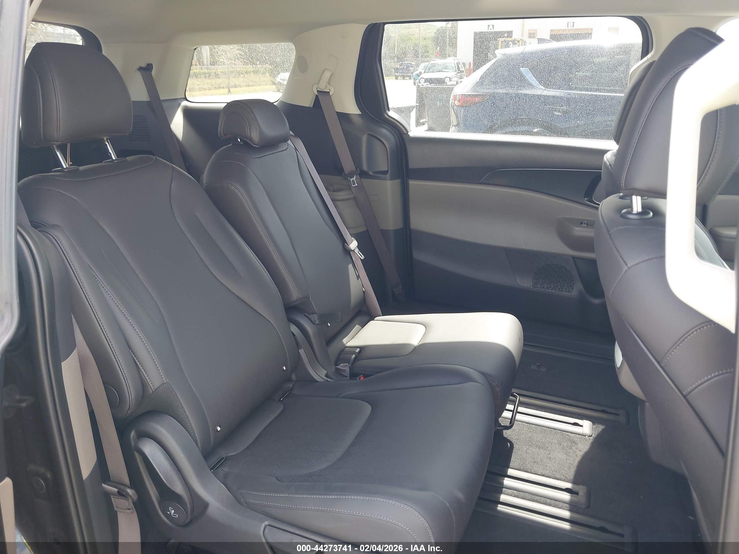 KIA CARNIVAL image 8