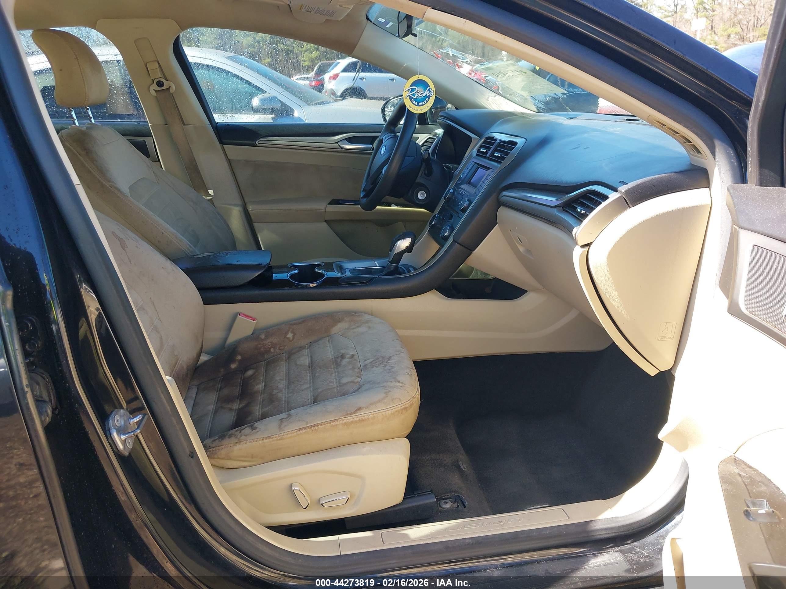 FORD FUSION image 5