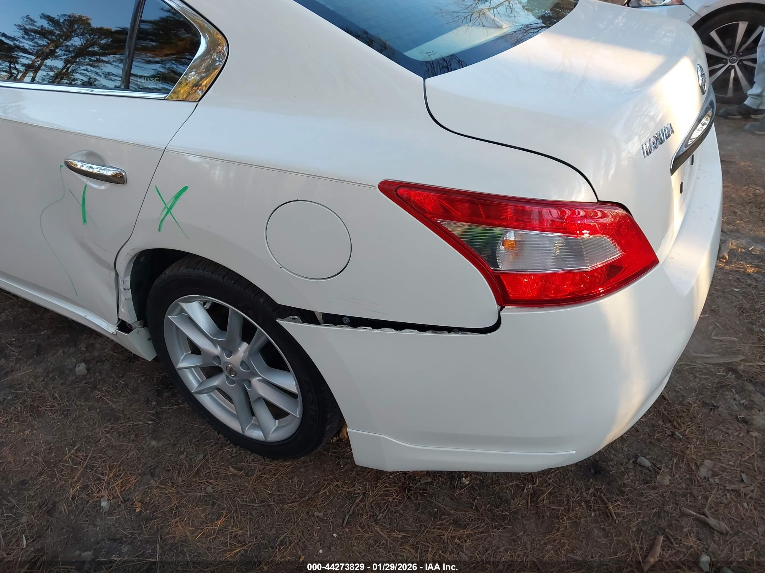 NISSAN MAXIMA image 6
