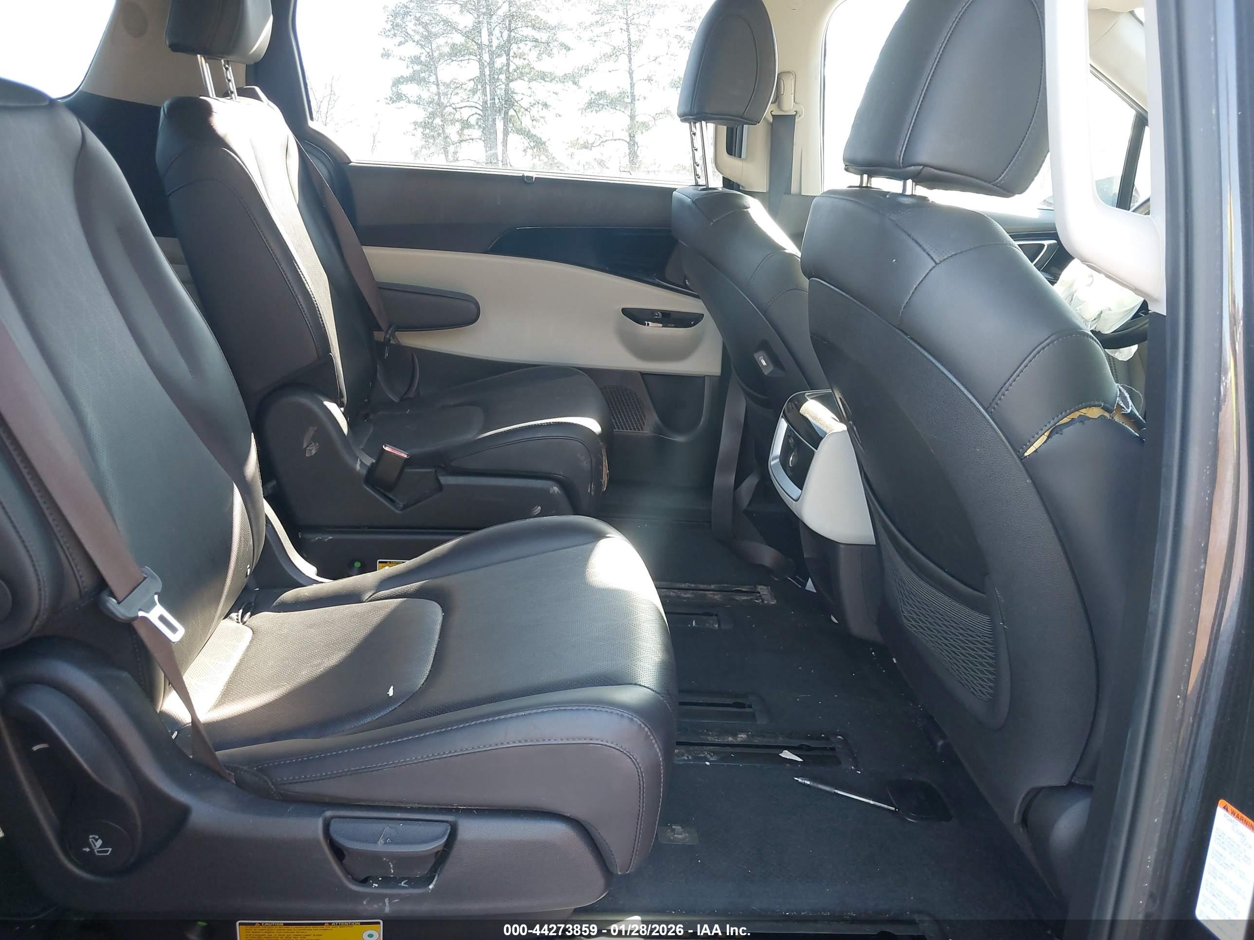 KIA CARNIVAL image 8