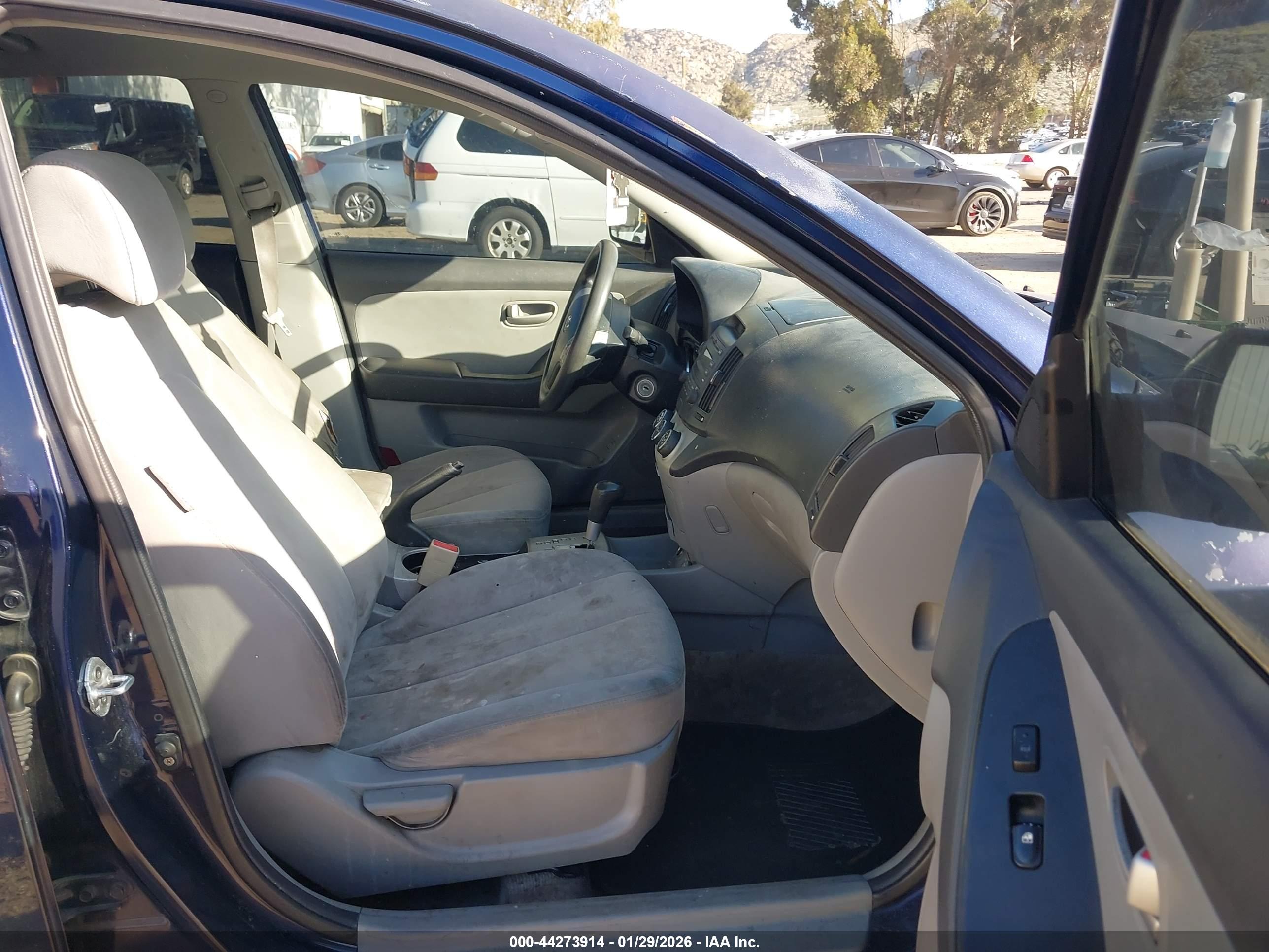 HYUNDAI ELANTRA image 5