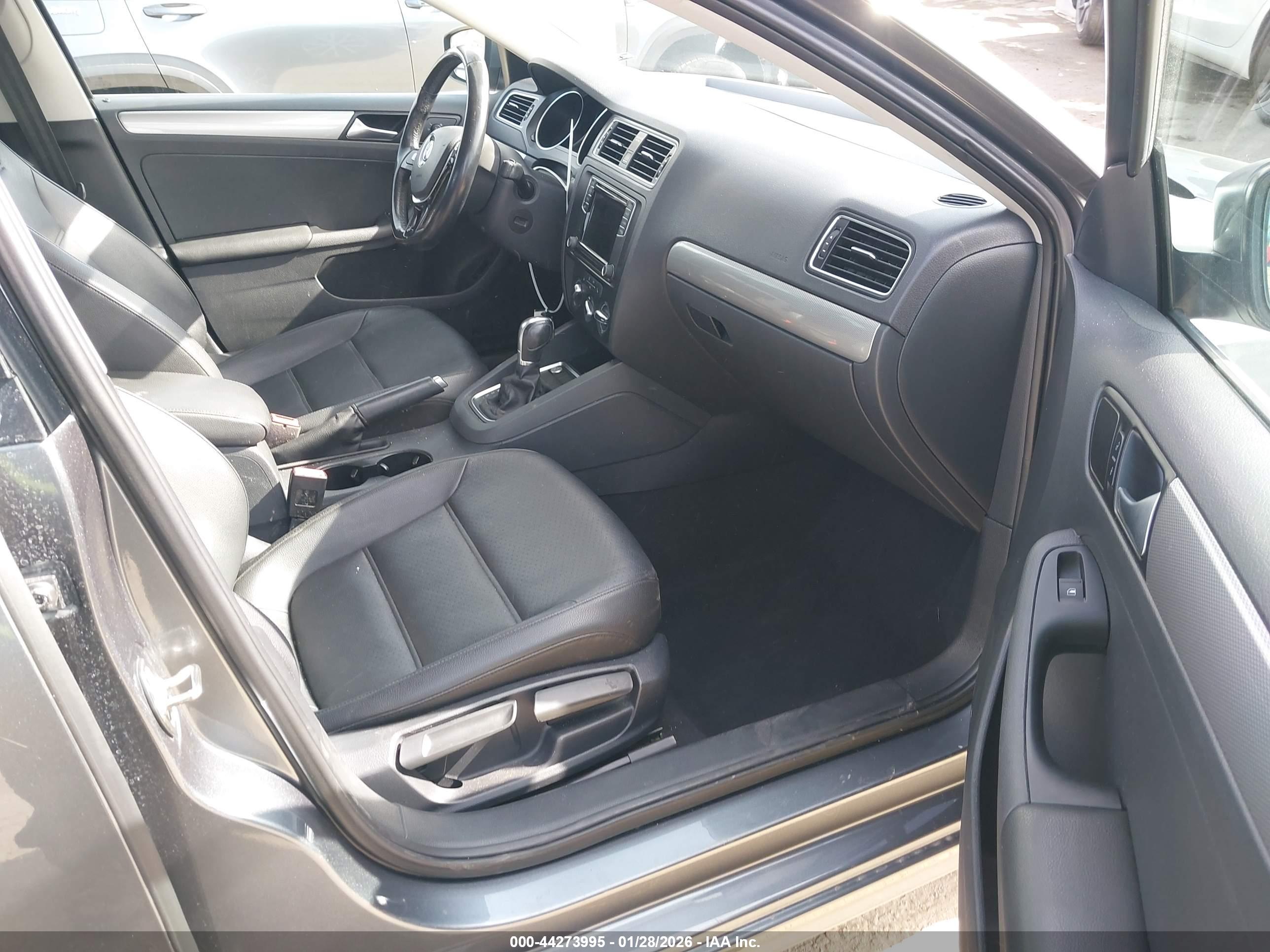 VOLKSWAGEN JETTA image 5