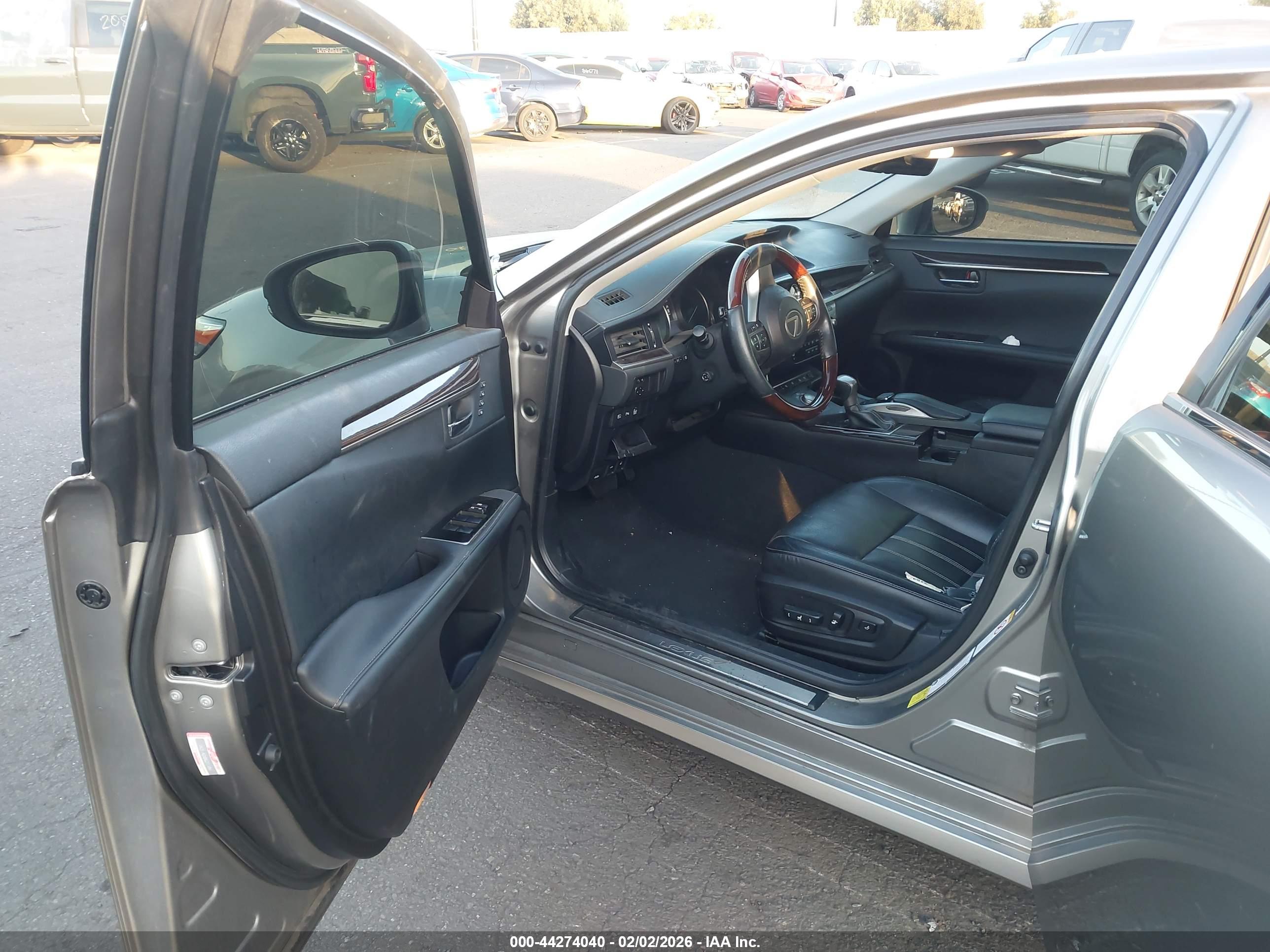 LEXUS ES image 5