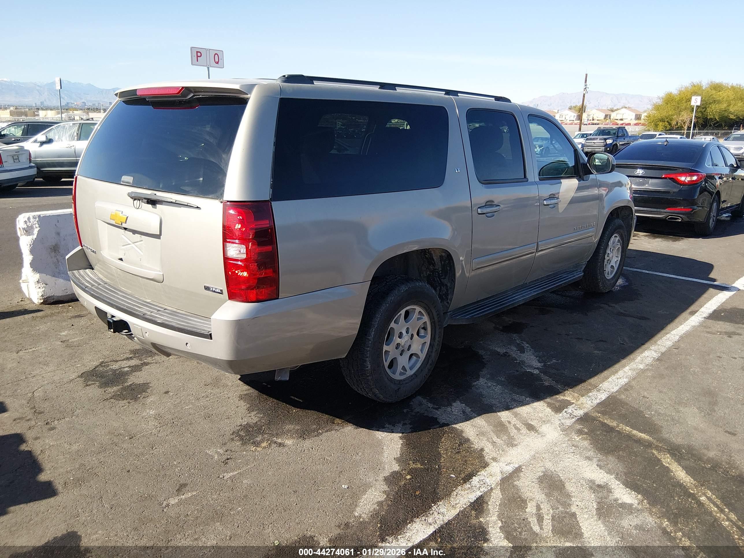 CHEVROLET SUBURBAN image 4