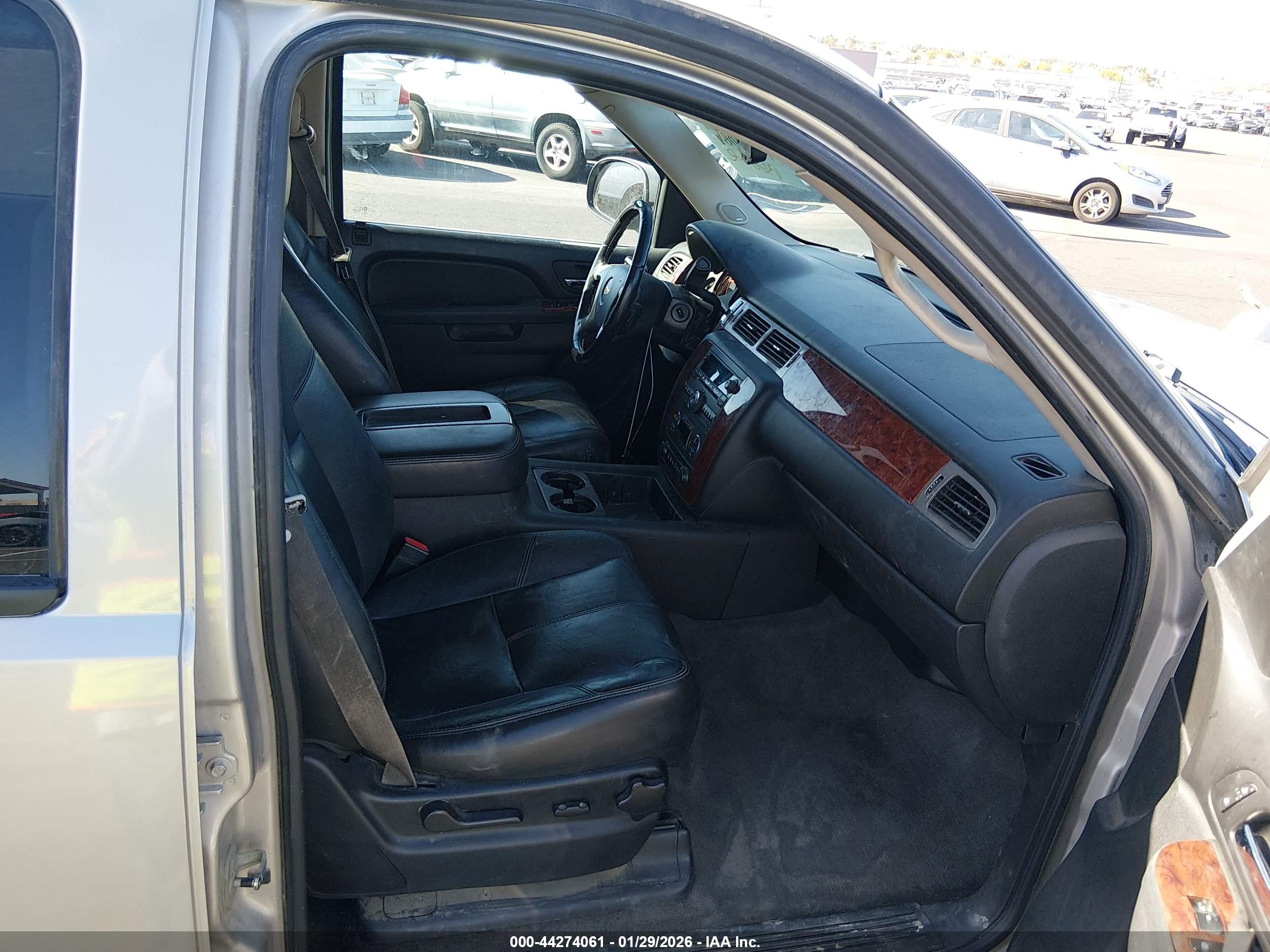 CHEVROLET SUBURBAN image 5