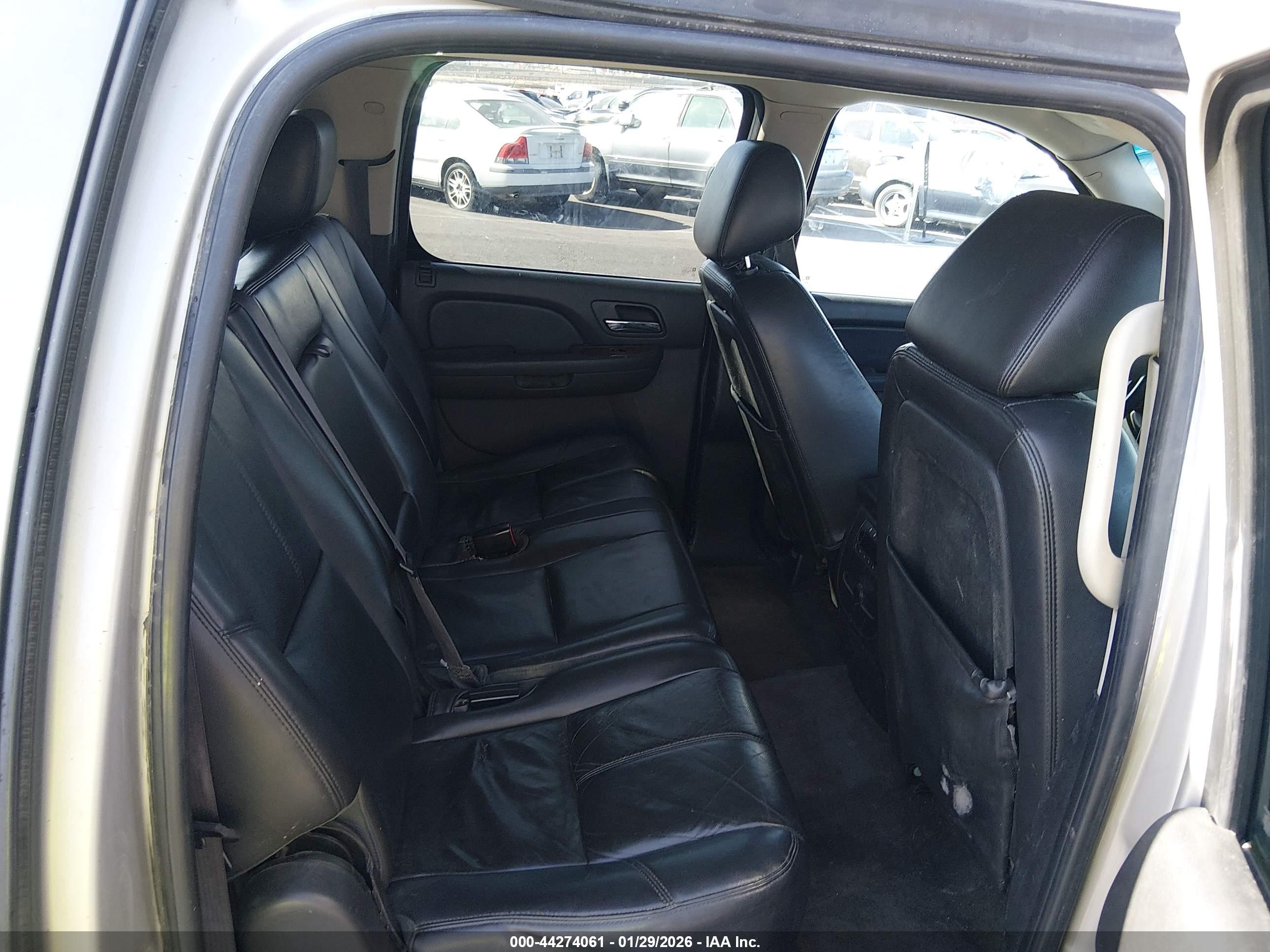 CHEVROLET SUBURBAN image 8