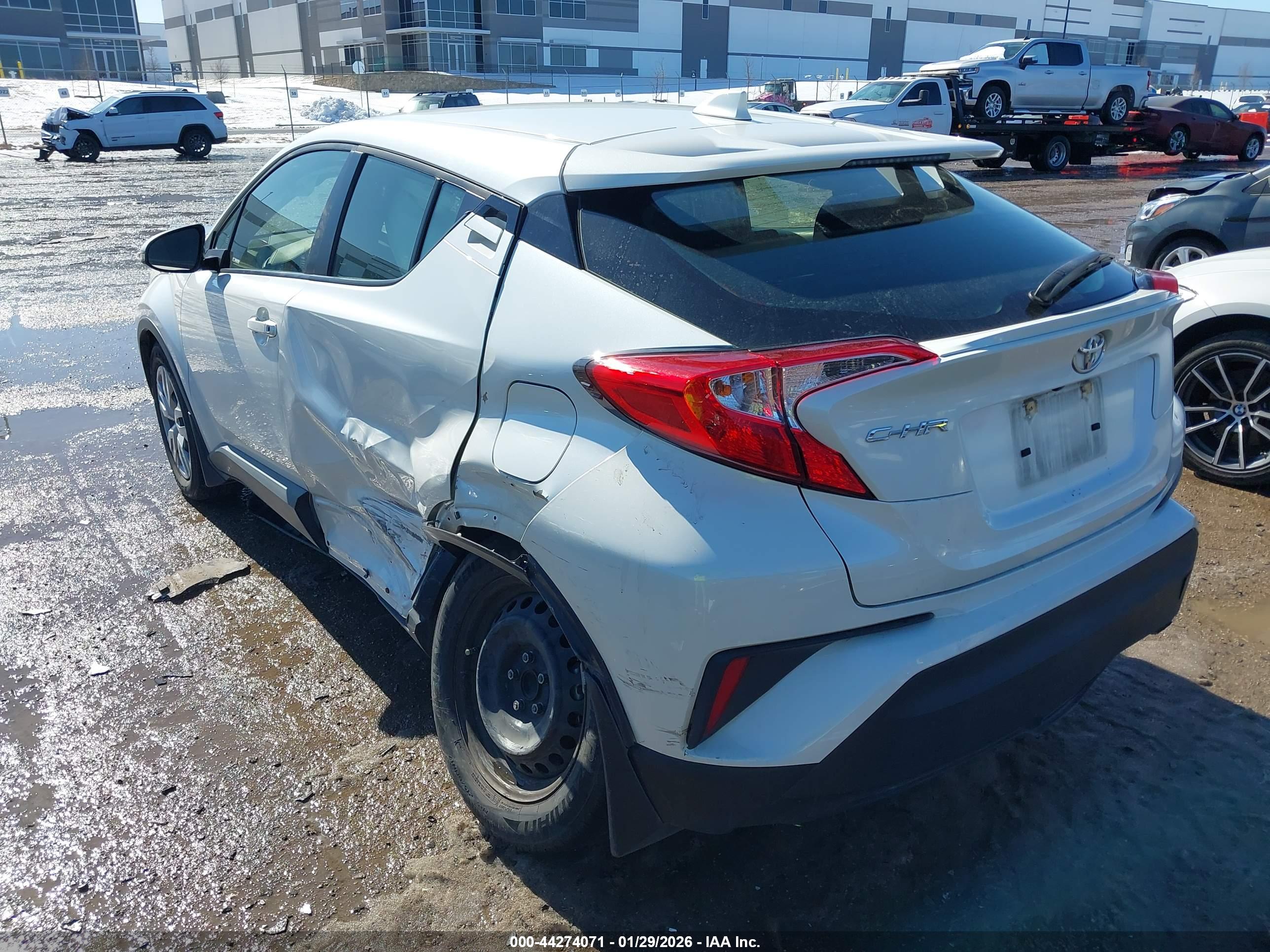 TOYOTA C-HR image 3