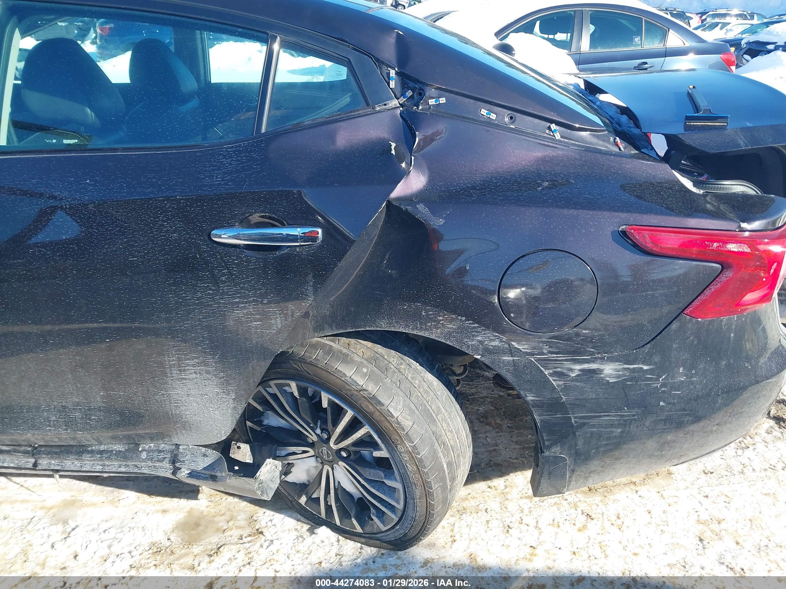 NISSAN MAXIMA image 6