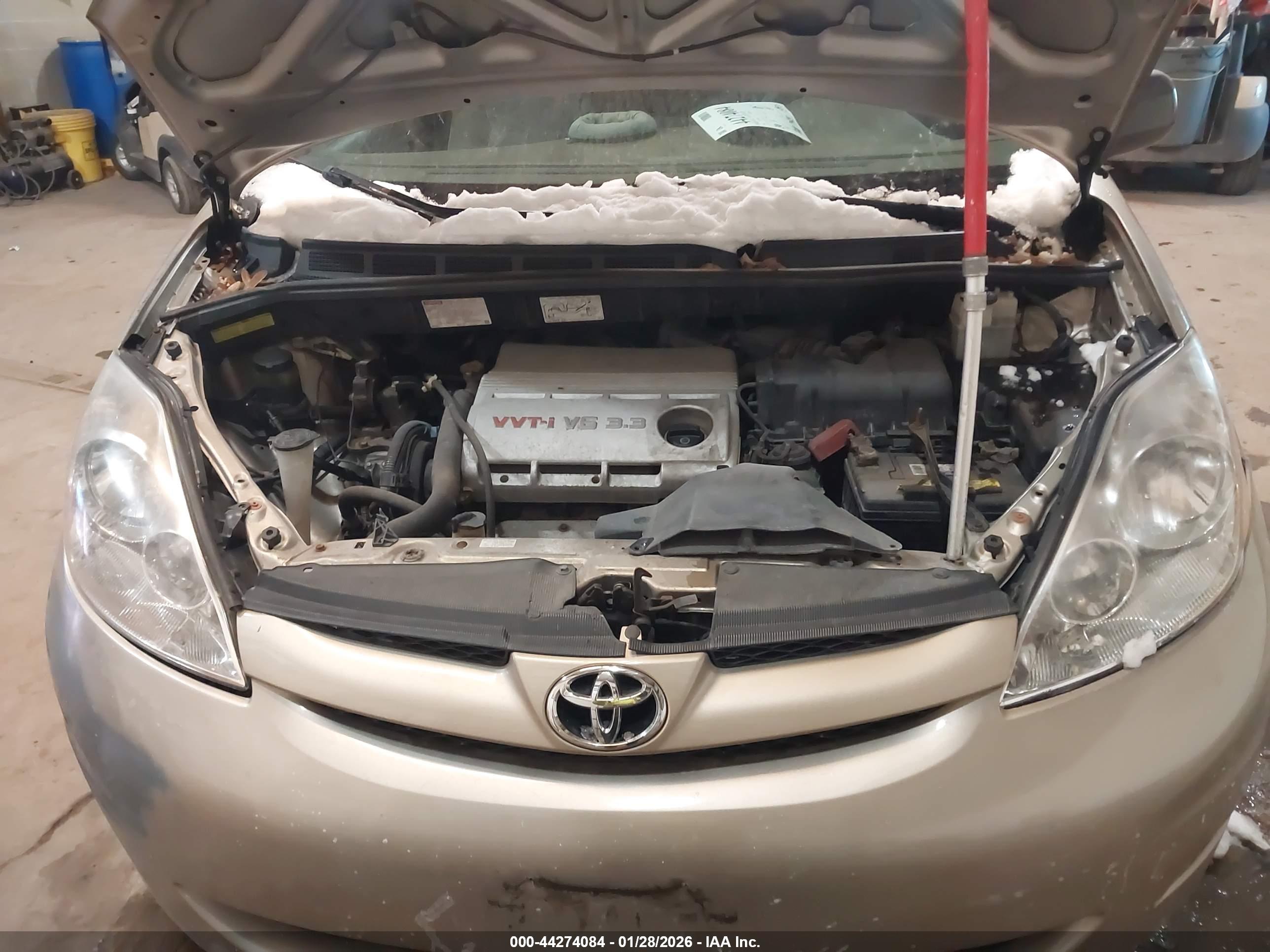 TOYOTA SIENNA image 10