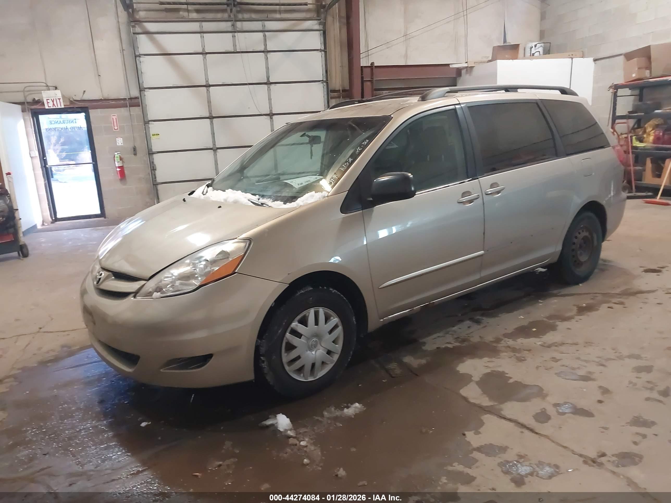 TOYOTA SIENNA image 2