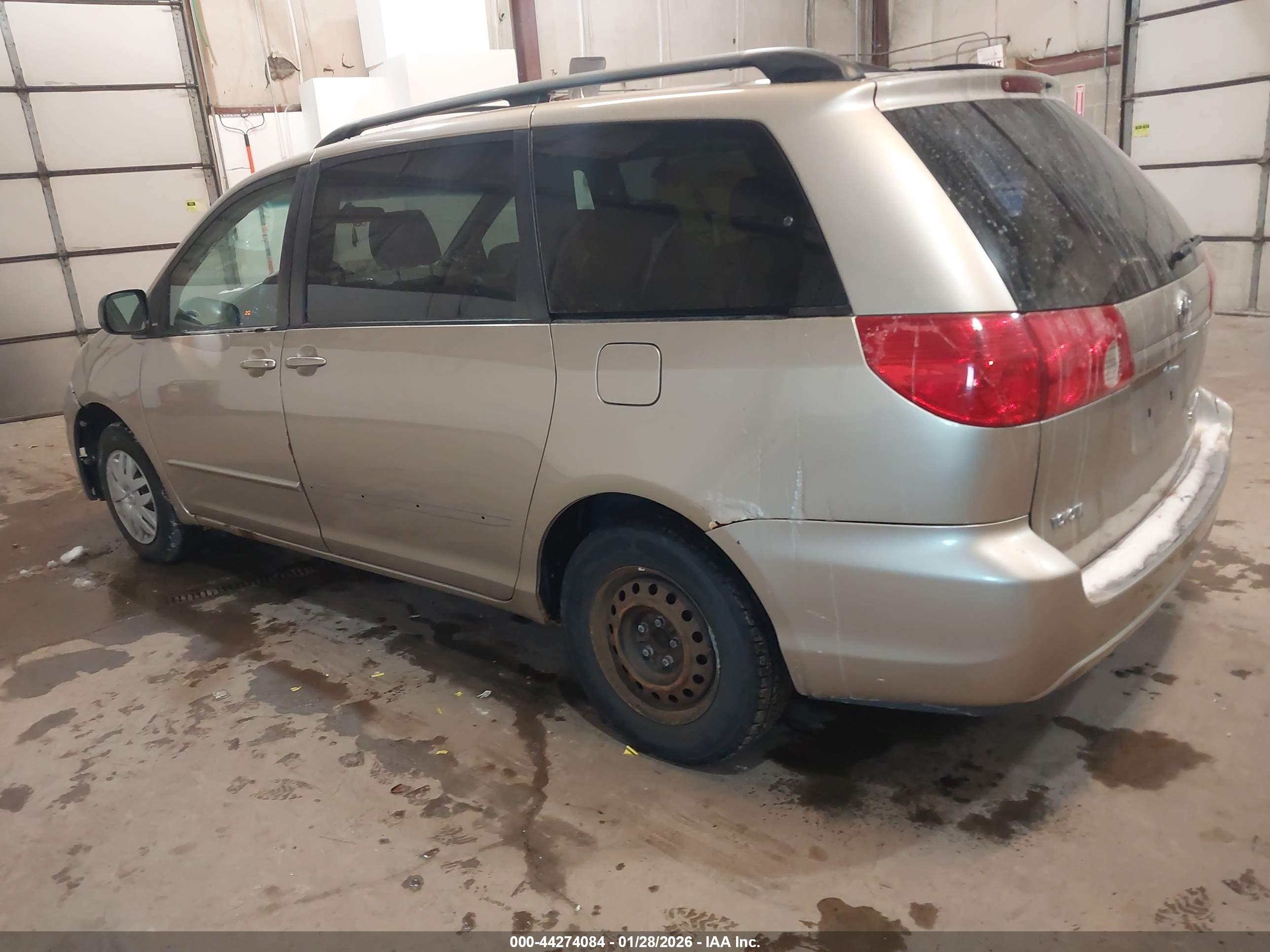 TOYOTA SIENNA image 3