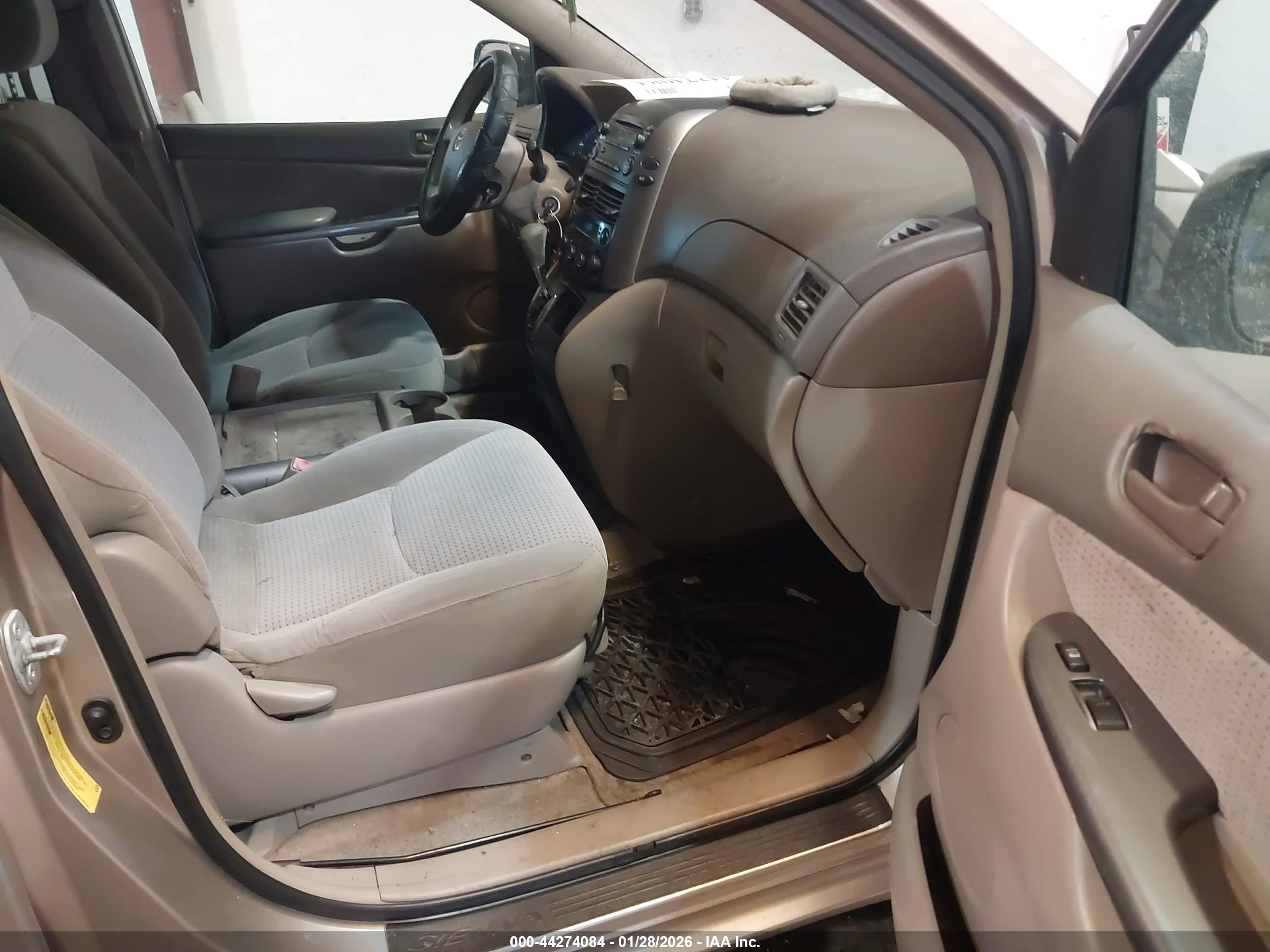 TOYOTA SIENNA image 5