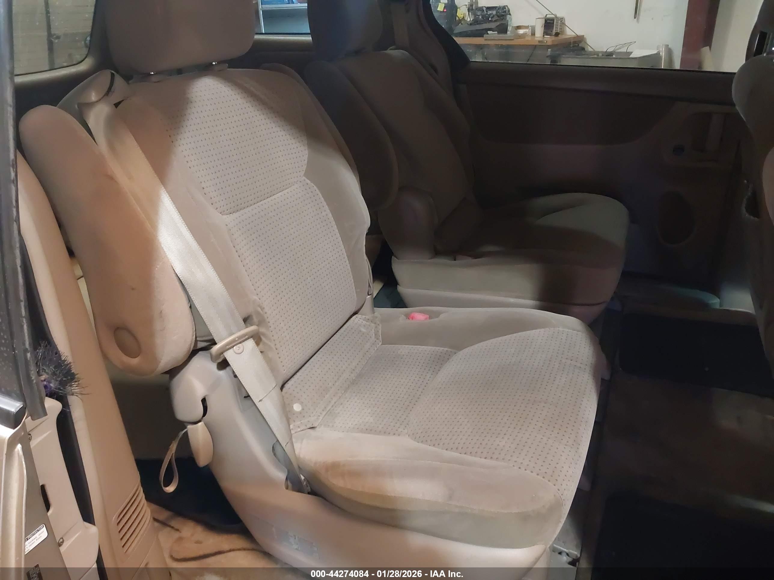 TOYOTA SIENNA image 8