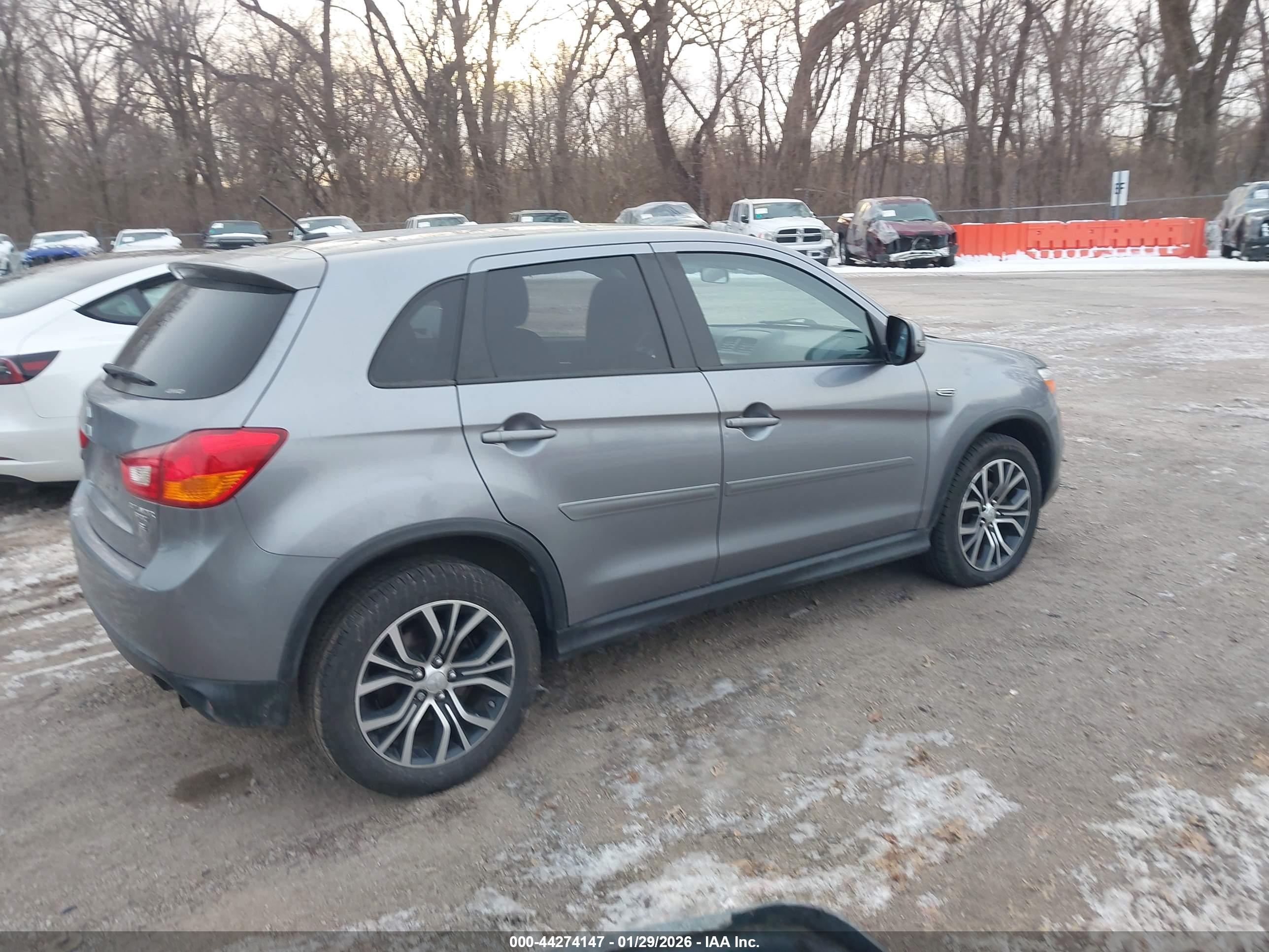 MITSUBISHI OUTLANDER image 4