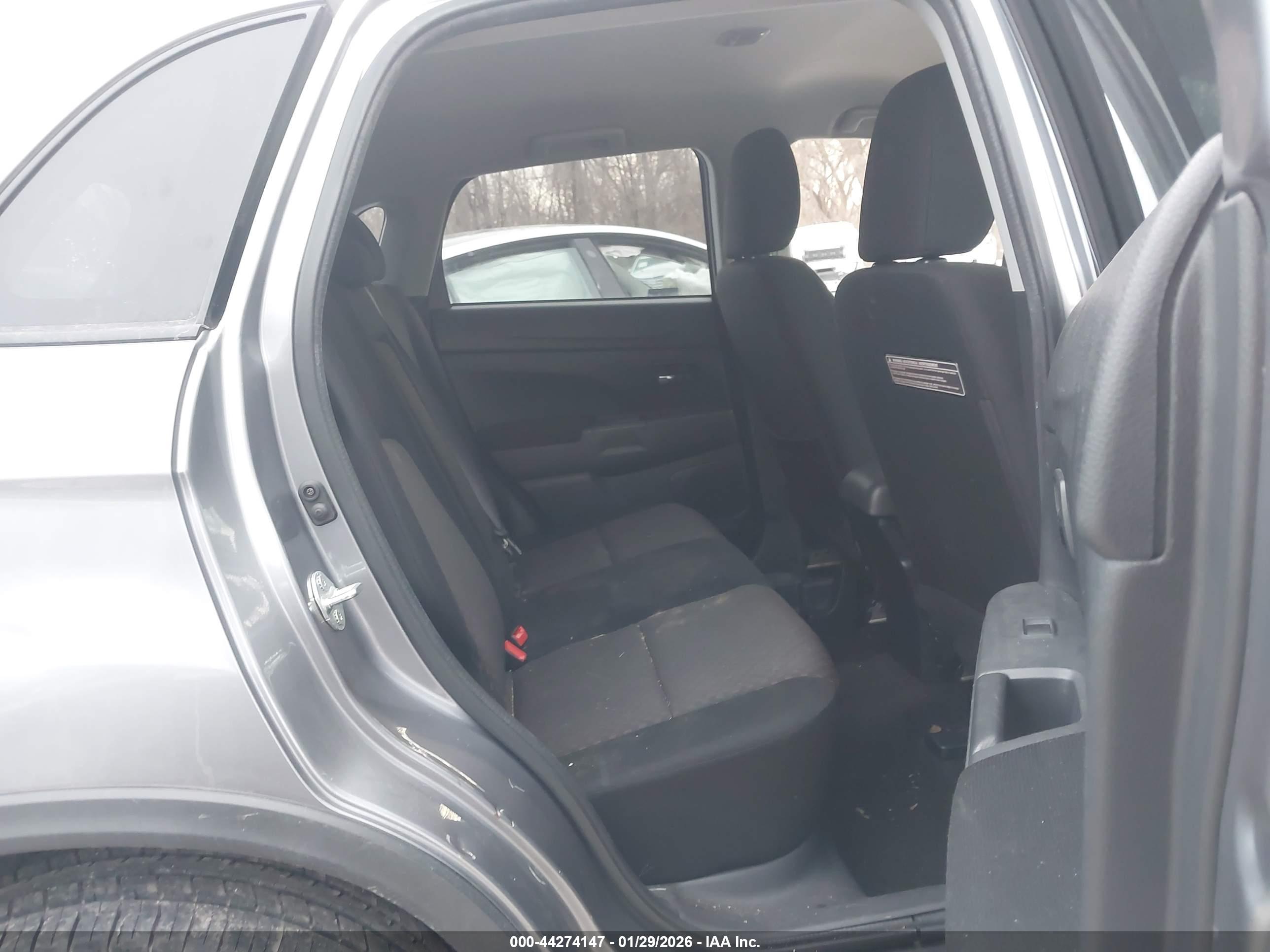 MITSUBISHI OUTLANDER image 8