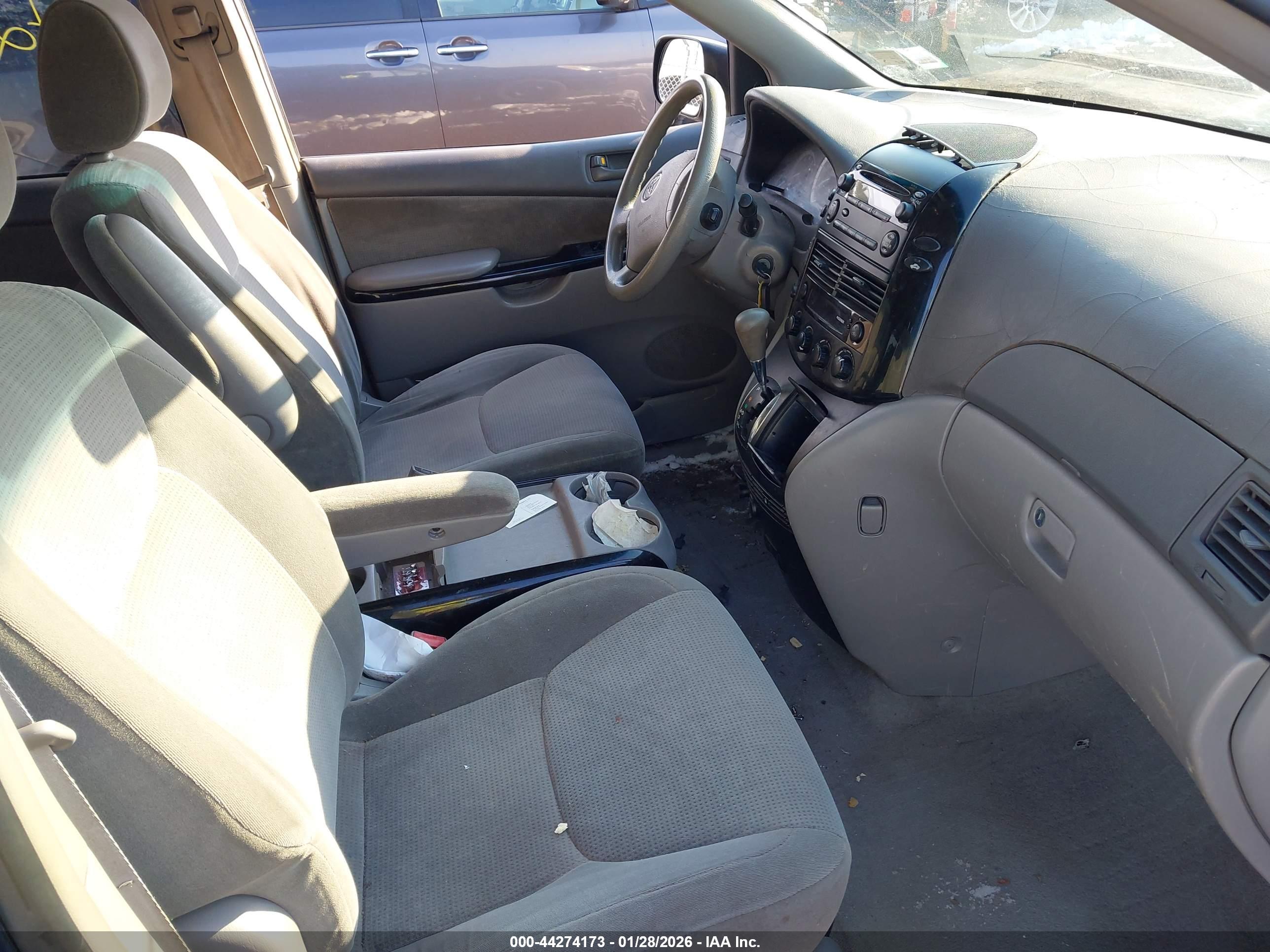 TOYOTA SIENNA image 5