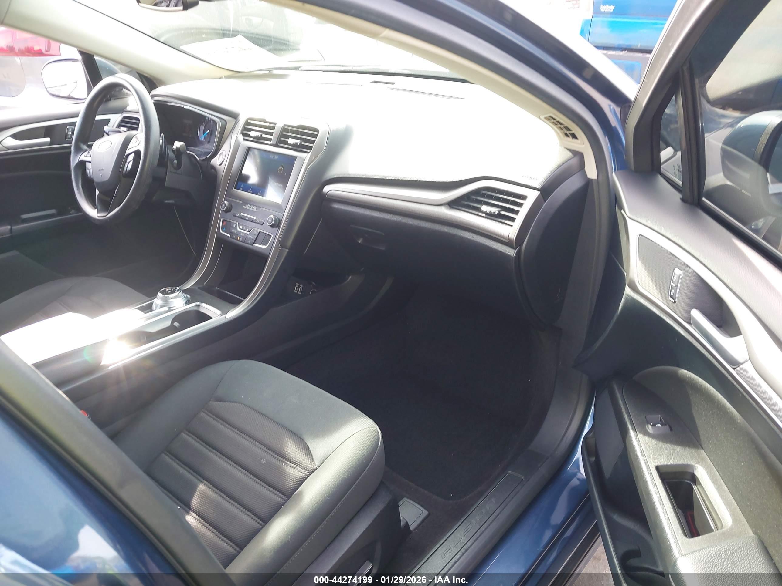 FORD FUSION image 5