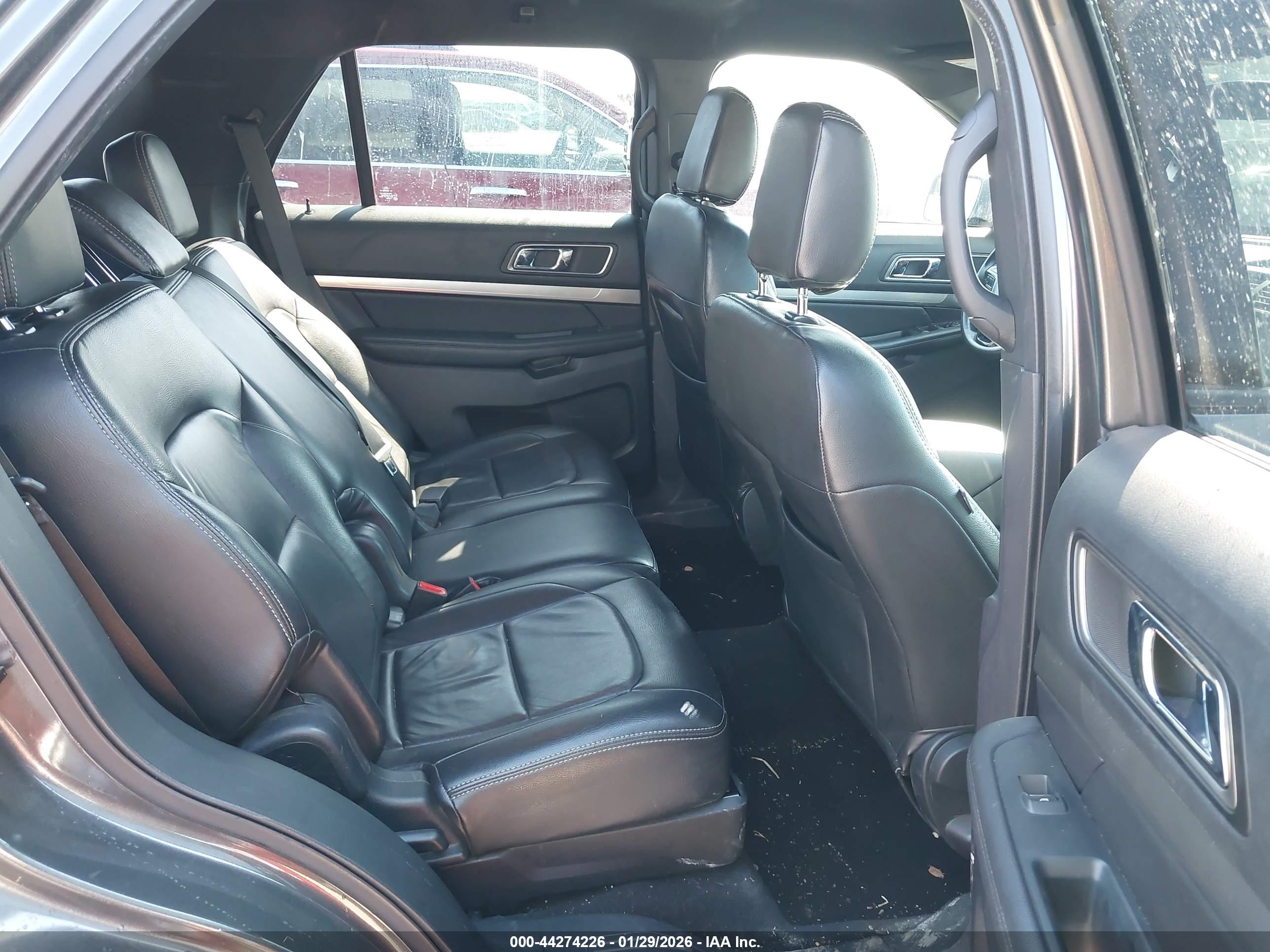 FORD EXPLORER image 8