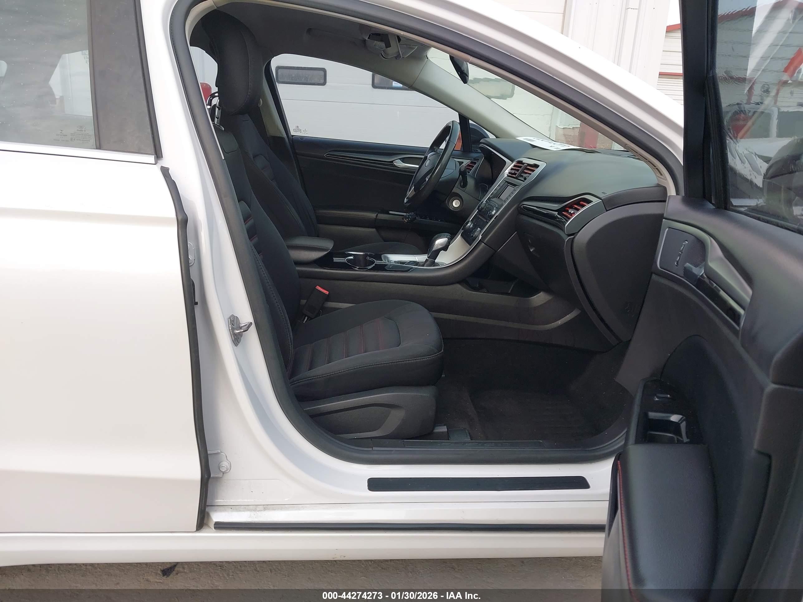 FORD FUSION image 5