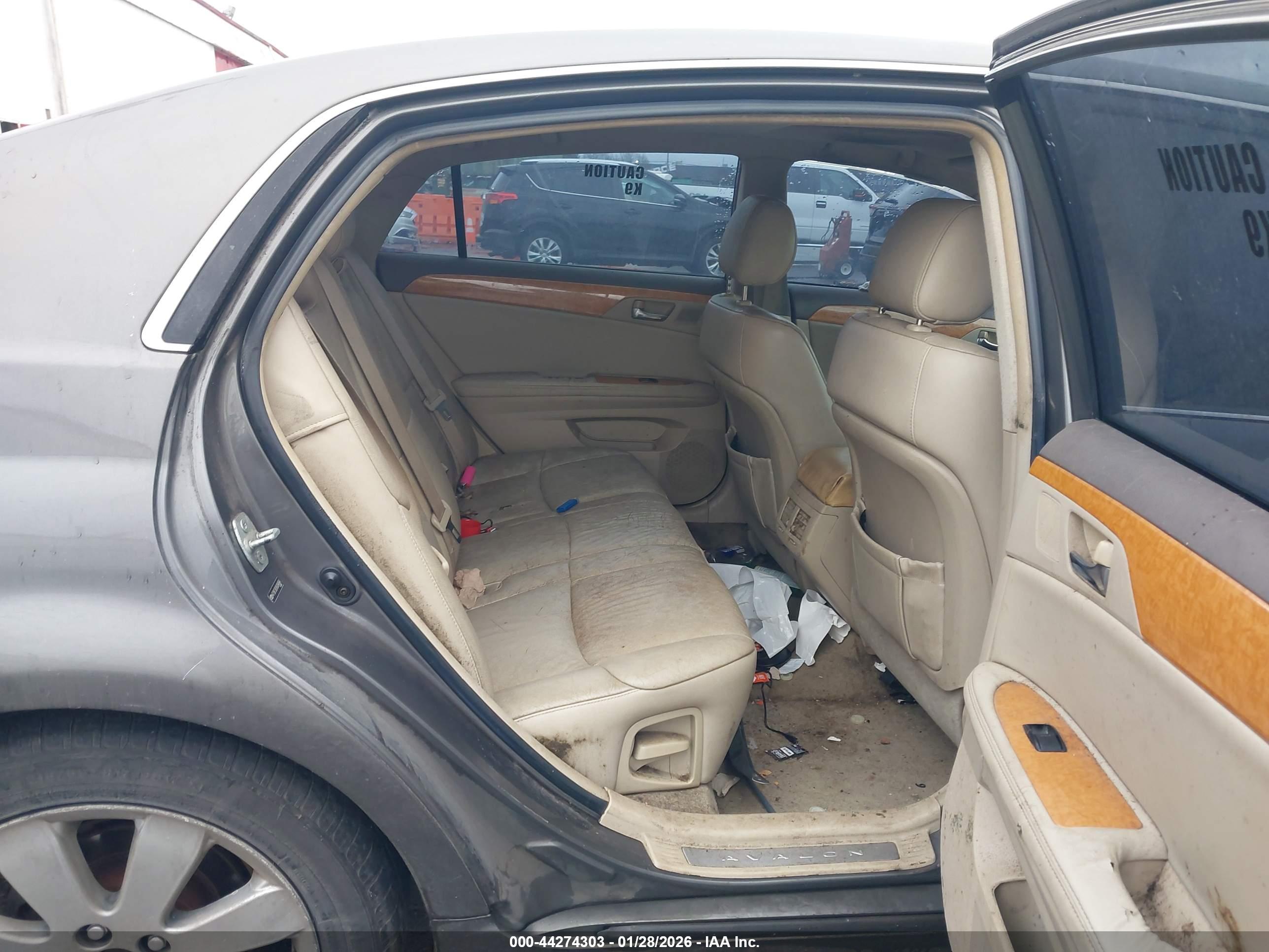 TOYOTA AVALON image 8