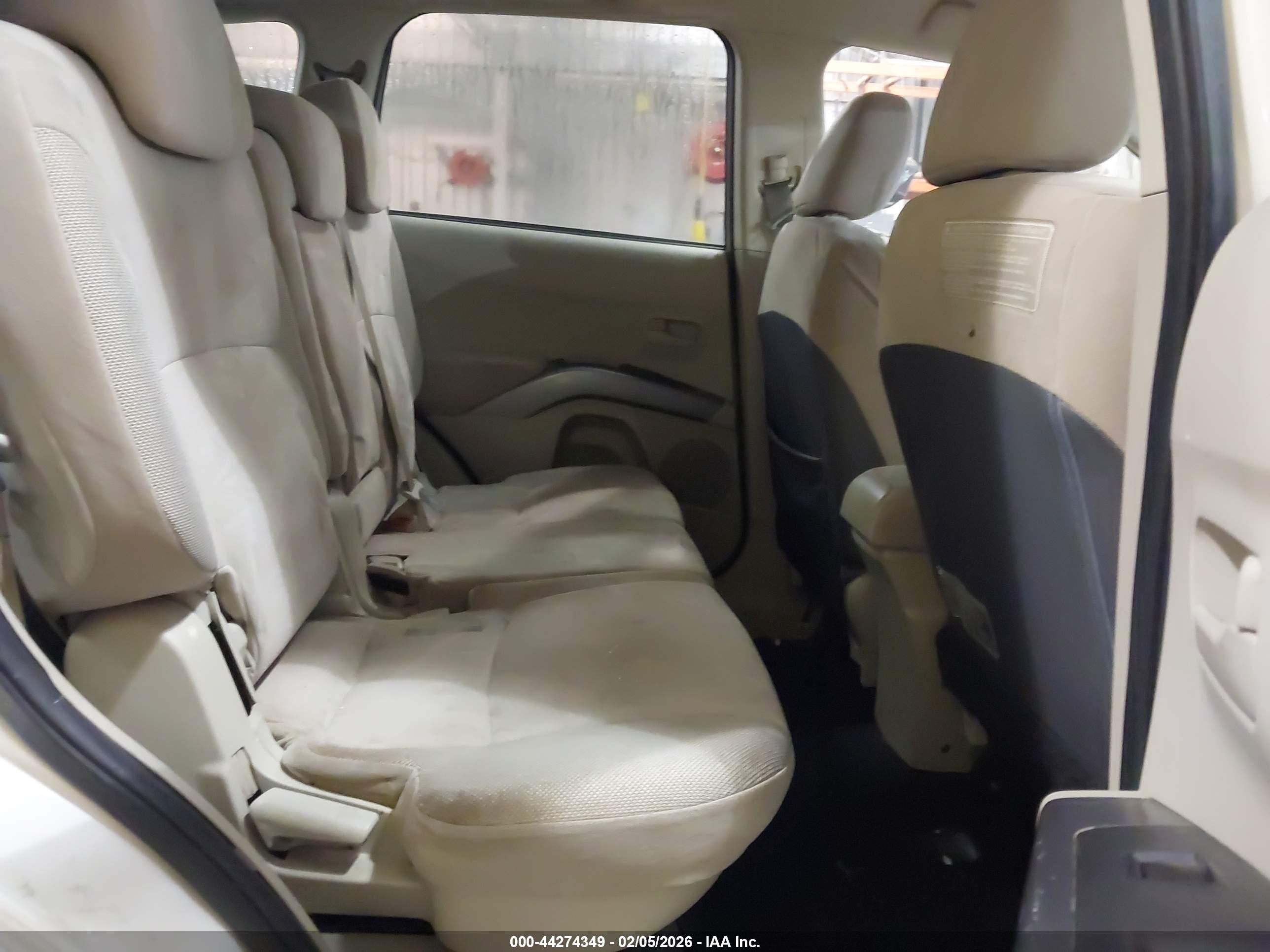 MITSUBISHI OUTLANDER image 8