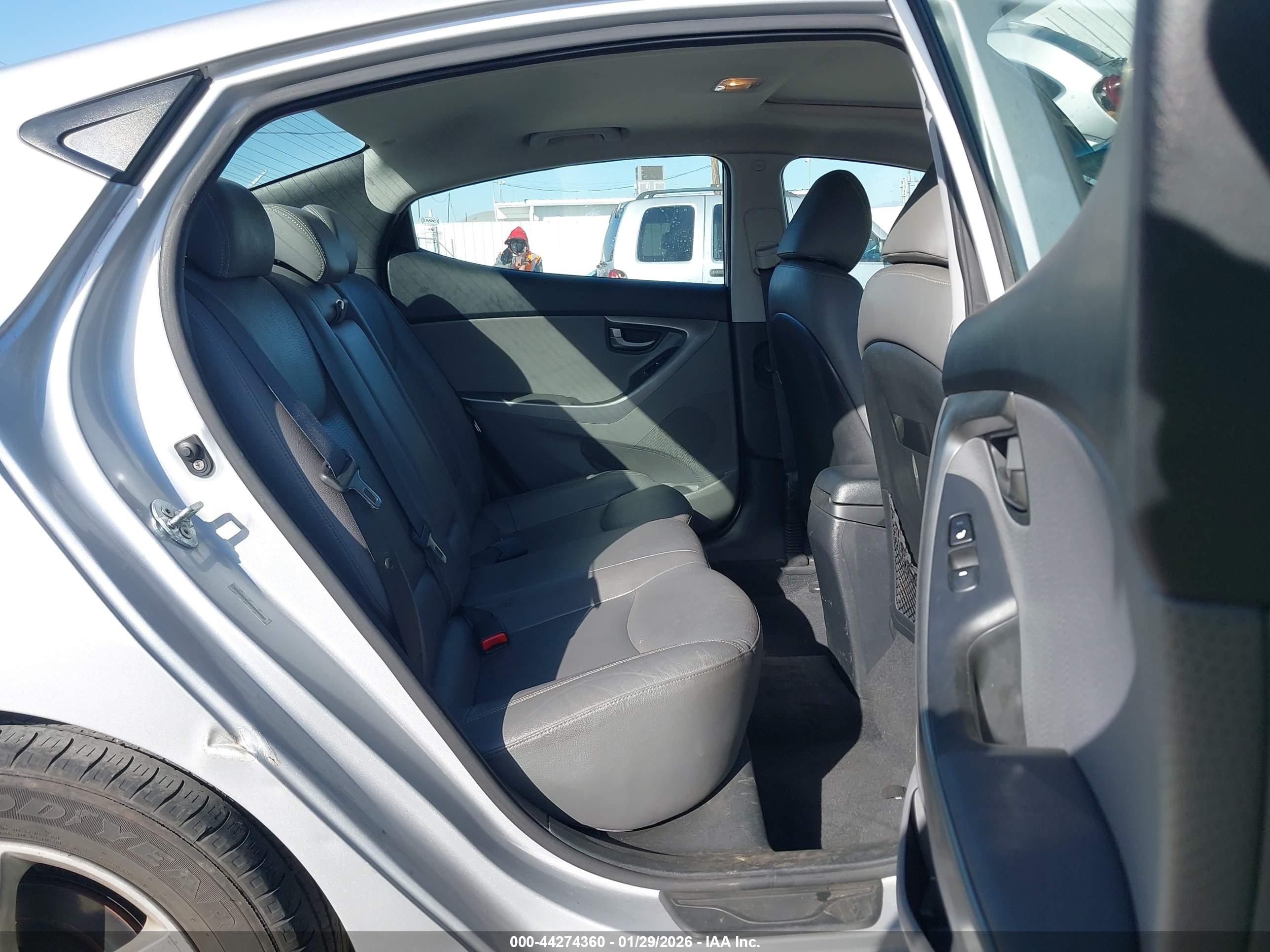 HYUNDAI ELANTRA image 8